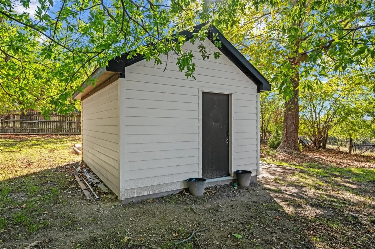 Single Family Residence For Sale in Parker County , 100 Hill Top Court, Willow Park, Texas 76087, 4 Bedroom, 2 Bathroom, 2 Garage spaces, 1,772 Sqft, built in 1967, mls#21407026, Real Estate Agent in Willow Park, Homes For Sale in Parker county, Homes For Sale in Willow Park, Realtor in Willow Park Texas, Real Estate Brokerage Independent Realty Texas, Luminita Cordes Realtor