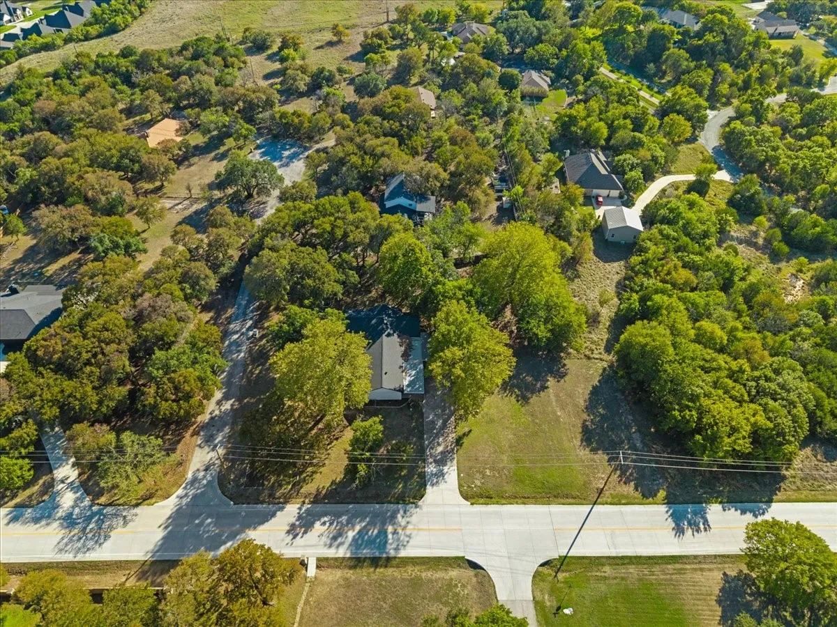 Single Family Residence For Sale in Parker County , 100 Hill Top Court, Willow Park, Texas 76087, 4 Bedroom, 2 Bathroom, 2 Garage spaces, 1,772 Sqft, built in 1967, mls#21407026, Real Estate Agent in Willow Park, Homes For Sale in Parker county, Homes For Sale in Willow Park, Realtor in Willow Park Texas, Real Estate Brokerage Independent Realty Texas, Luminita Cordes Realtor