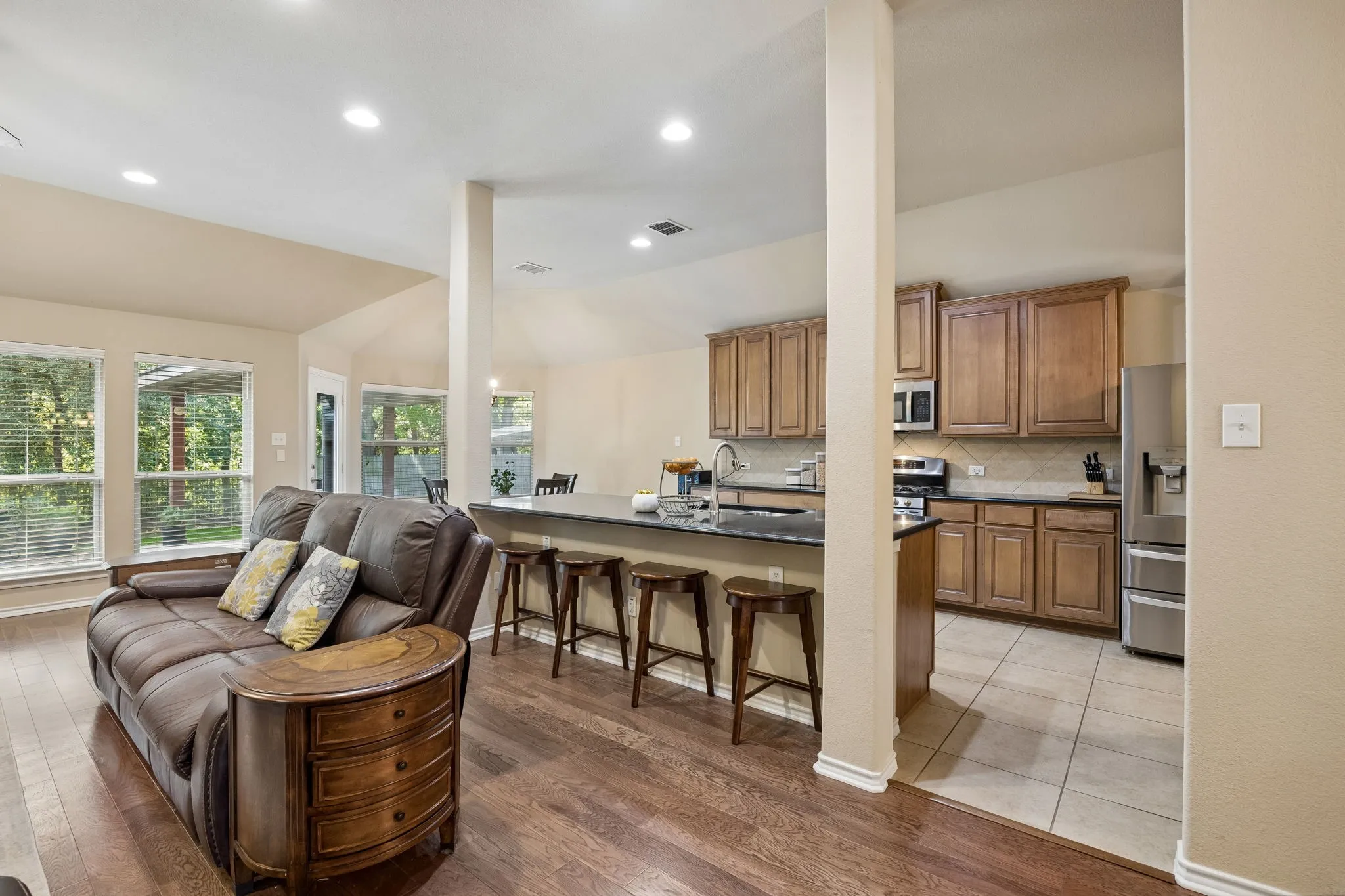 Single Family Residence For Sale in Tarrant County , 504 Valencia Drive, Arlington, Texas 76002, 4 Bedroom, 2 Bathroom, 2 Garage spaces, 2,231 Sqft, built in 2008, mls#21407662, Real Estate Agent in Arlington, Homes For Sale in Tarrant county, Homes For Sale in Arlington, Realtor in Arlington Texas, Real Estate Brokerage Independent Realty Texas, Luminita Cordes Realtor
