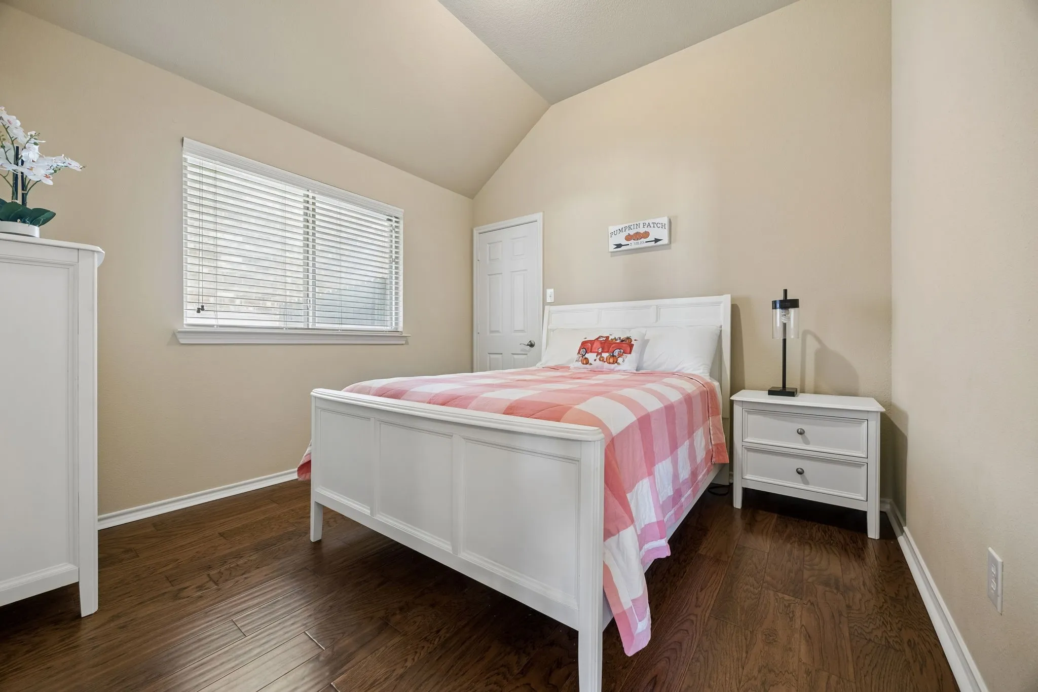 Single Family Residence For Sale in Tarrant County , 504 Valencia Drive, Arlington, Texas 76002, 4 Bedroom, 2 Bathroom, 2 Garage spaces, 2,231 Sqft, built in 2008, mls#21407662, Real Estate Agent in Arlington, Homes For Sale in Tarrant county, Homes For Sale in Arlington, Realtor in Arlington Texas, Real Estate Brokerage Independent Realty Texas, Luminita Cordes Realtor