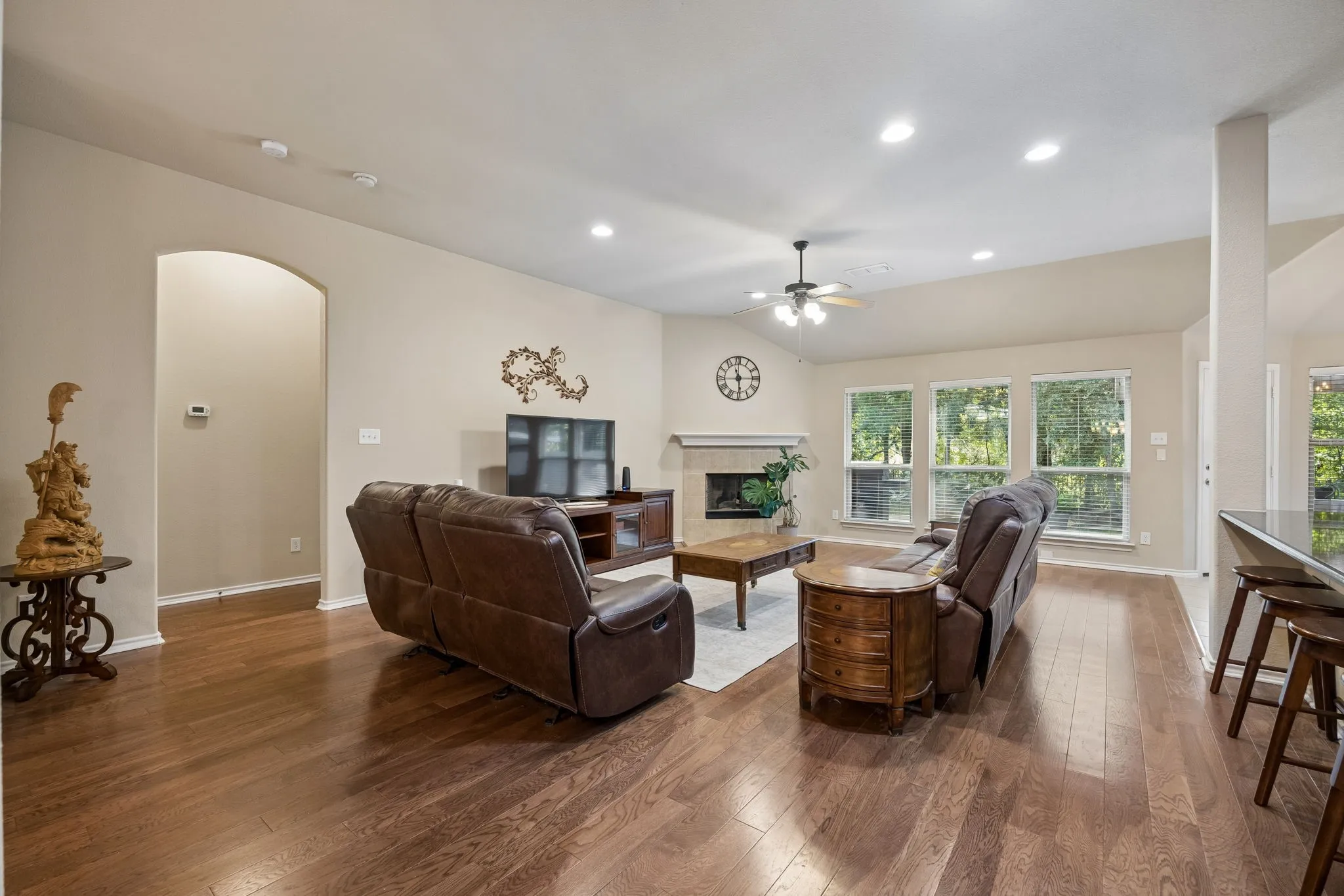 Single Family Residence For Sale in Tarrant County , 504 Valencia Drive, Arlington, Texas 76002, 4 Bedroom, 2 Bathroom, 2 Garage spaces, 2,231 Sqft, built in 2008, mls#21407662, Real Estate Agent in Arlington, Homes For Sale in Tarrant county, Homes For Sale in Arlington, Realtor in Arlington Texas, Real Estate Brokerage Independent Realty Texas, Luminita Cordes Realtor