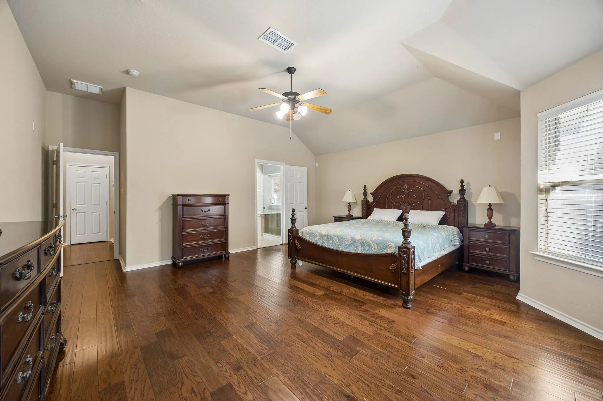 Single Family Residence For Sale in Tarrant County , 504 Valencia Drive, Arlington, Texas 76002, 4 Bedroom, 2 Bathroom, 2 Garage spaces, 2,231 Sqft, built in 2008, mls#21407662, Real Estate Agent in Arlington, Homes For Sale in Tarrant county, Homes For Sale in Arlington, Realtor in Arlington Texas, Real Estate Brokerage Independent Realty Texas, Luminita Cordes Realtor