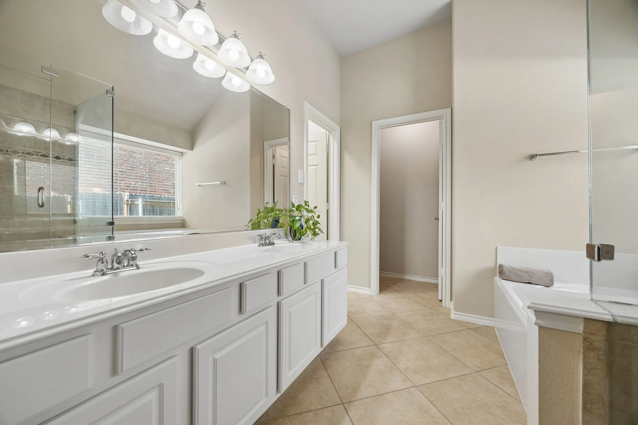Single Family Residence For Sale in Tarrant County , 504 Valencia Drive, Arlington, Texas 76002, 4 Bedroom, 2 Bathroom, 2 Garage spaces, 2,231 Sqft, built in 2008, mls#21407662, Real Estate Agent in Arlington, Homes For Sale in Tarrant county, Homes For Sale in Arlington, Realtor in Arlington Texas, Real Estate Brokerage Independent Realty Texas, Luminita Cordes Realtor