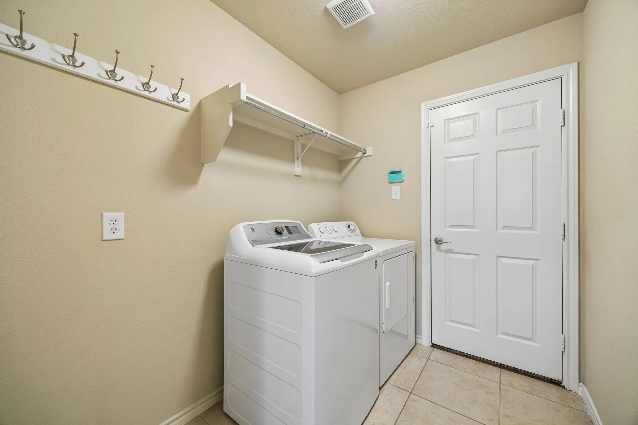 Single Family Residence For Sale in Tarrant County , 504 Valencia Drive, Arlington, Texas 76002, 4 Bedroom, 2 Bathroom, 2 Garage spaces, 2,231 Sqft, built in 2008, mls#21407662, Real Estate Agent in Arlington, Homes For Sale in Tarrant county, Homes For Sale in Arlington, Realtor in Arlington Texas, Real Estate Brokerage Independent Realty Texas, Luminita Cordes Realtor