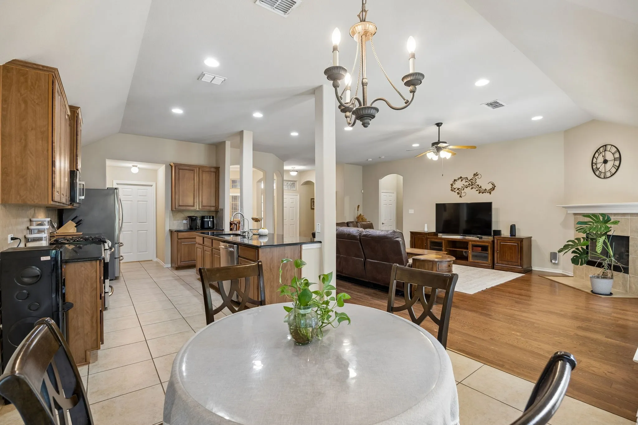 Single Family Residence For Sale in Tarrant County , 504 Valencia Drive, Arlington, Texas 76002, 4 Bedroom, 2 Bathroom, 2 Garage spaces, 2,231 Sqft, built in 2008, mls#21407662, Real Estate Agent in Arlington, Homes For Sale in Tarrant county, Homes For Sale in Arlington, Realtor in Arlington Texas, Real Estate Brokerage Independent Realty Texas, Luminita Cordes Realtor