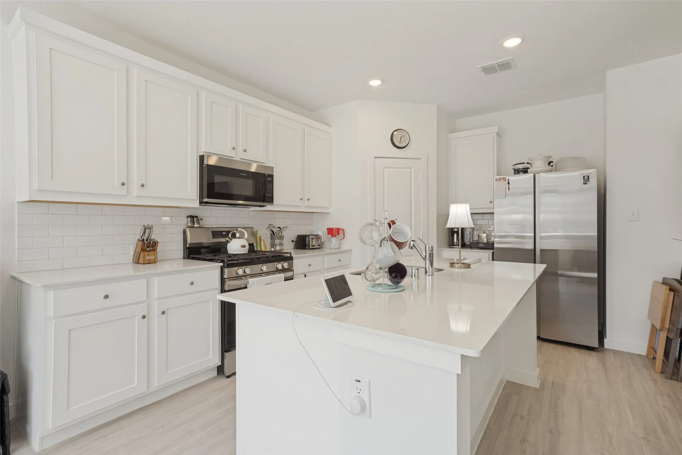 Single Family Residence For Sale in Denton County , 437 Ridge Drive, Justin, Texas 76247, 4 Bedroom, 2 Bathroom, 3 Garage spaces, 1,834 Sqft, built in 2024, mls#21407649, Real Estate Agent in Justin, Homes For Sale in Denton county, Homes For Sale in Justin, Realtor in Justin Texas, Real Estate Brokerage Independent Realty Texas, Luminita Cordes Realtor