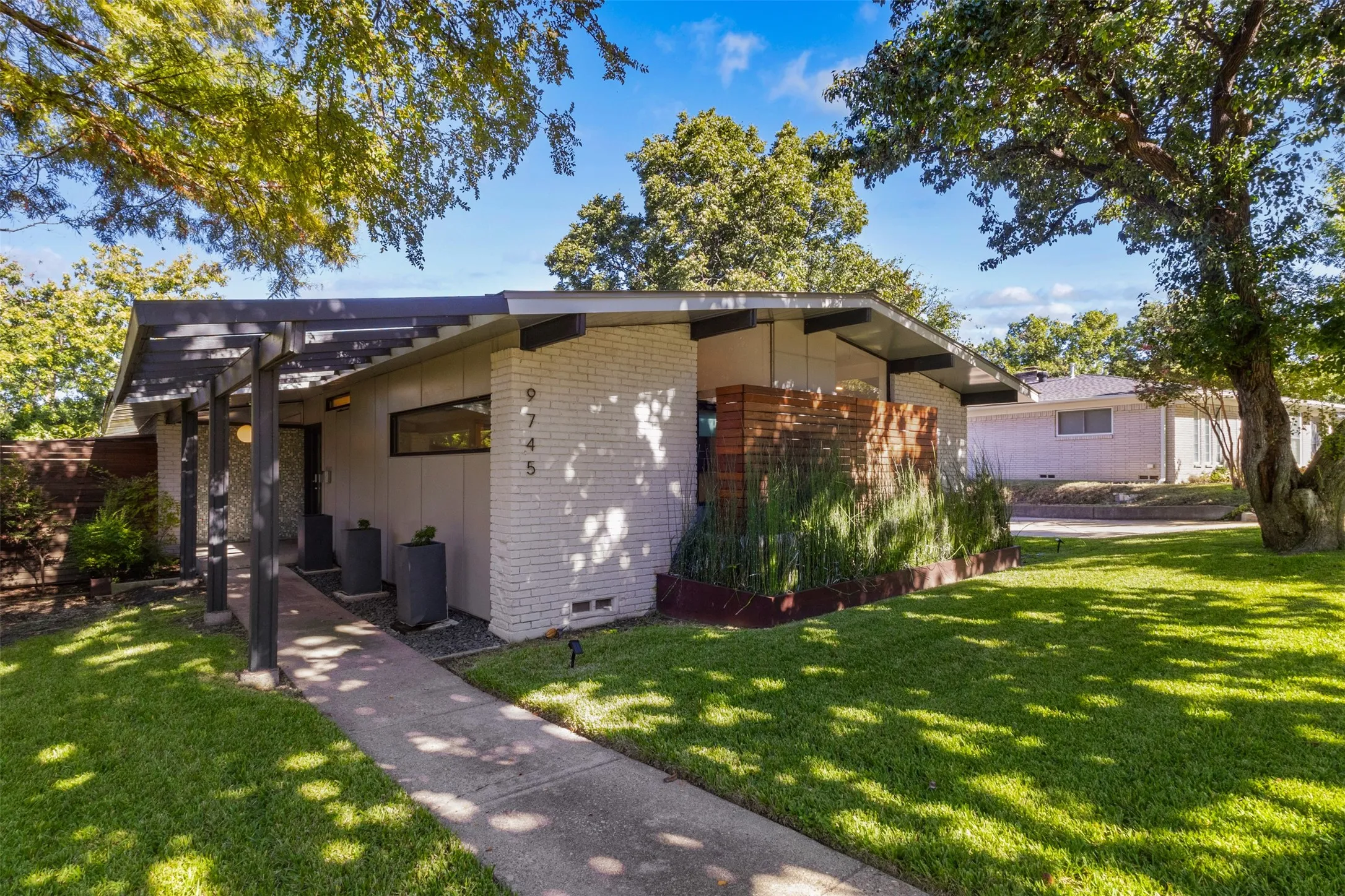 Single Family Residence For Sale in Dallas County , 9745 Wisterwood Drive, Dallas, Texas 75238, 3 Bedroom, 3 Bathroom, Garage spaces, 2,204 Sqft, built in 1960, mls#21406682, Real Estate Agent in Dallas, Homes For Sale in Dallas county, Homes For Sale in Dallas, Realtor in Dallas Texas, Real Estate Brokerage Independent Realty Texas, Luminita Cordes Realtor