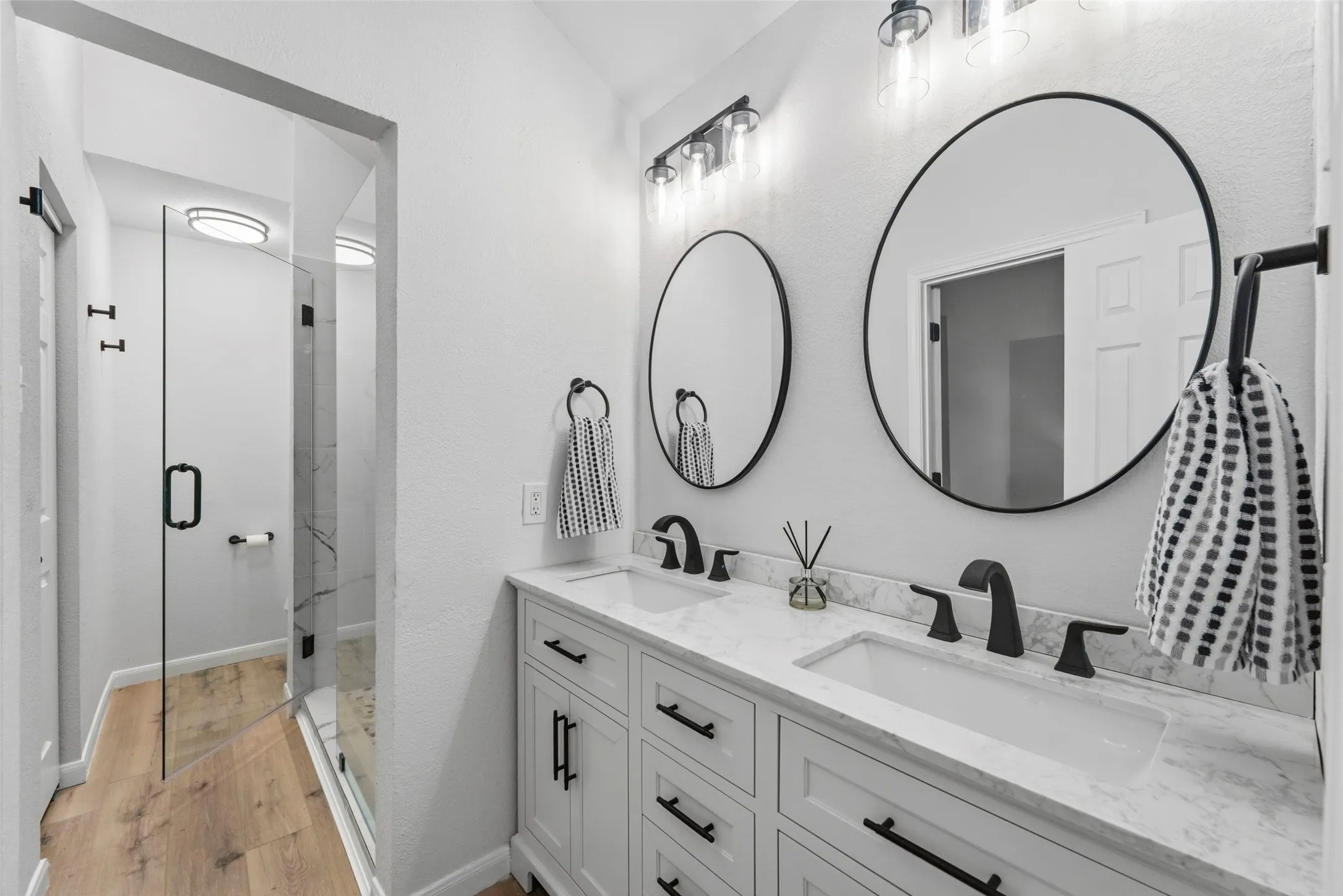 Dual vanity with undermount sinks, stone-look countertop, and matte black hardware