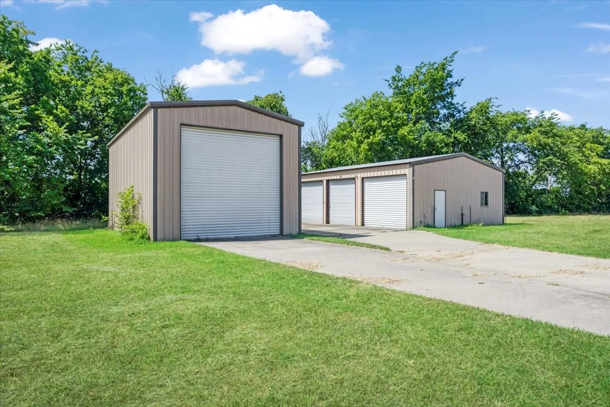 Single Family Residence For Rent in Grayson County , 5393 State Highway 5, Van Alstyne, Texas 75495, 4 Bedroom, 4 Bathroom, 2 Garage spaces, 3,557 Sqft, built in 1992, mls#21407810, Real Estate Agent in Van Alstyne, Homes For Rent in Grayson county, Homes For Rent in Van Alstyne, Realtor in Van Alstyne Texas, Real Estate Brokerage Independent Realty Texas, Luminita Cordes Realtor