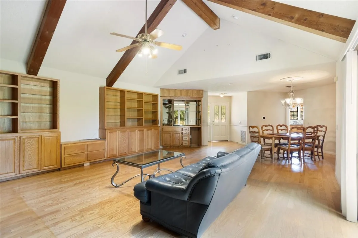 Single Family Residence For Rent in Grayson County , 5393 State Highway 5, Van Alstyne, Texas 75495, 4 Bedroom, 4 Bathroom, 2 Garage spaces, 3,557 Sqft, built in 1992, mls#21407810, Real Estate Agent in Van Alstyne, Homes For Rent in Grayson county, Homes For Rent in Van Alstyne, Realtor in Van Alstyne Texas, Real Estate Brokerage Independent Realty Texas, Luminita Cordes Realtor
