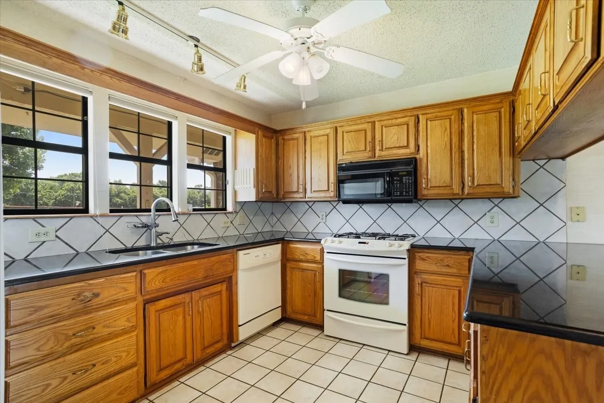 Single Family Residence For Rent in Grayson County , 5393 State Highway 5, Van Alstyne, Texas 75495, 4 Bedroom, 4 Bathroom, 2 Garage spaces, 3,557 Sqft, built in 1992, mls#21407810, Real Estate Agent in Van Alstyne, Homes For Rent in Grayson county, Homes For Rent in Van Alstyne, Realtor in Van Alstyne Texas, Real Estate Brokerage Independent Realty Texas, Luminita Cordes Realtor