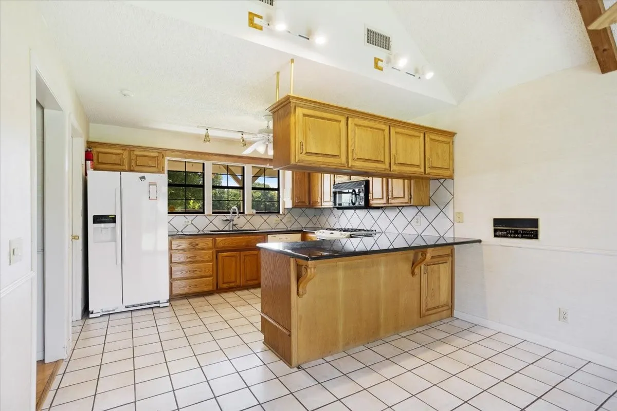 Single Family Residence For Rent in Grayson County , 5393 State Highway 5, Van Alstyne, Texas 75495, 4 Bedroom, 4 Bathroom, 2 Garage spaces, 3,557 Sqft, built in 1992, mls#21407810, Real Estate Agent in Van Alstyne, Homes For Rent in Grayson county, Homes For Rent in Van Alstyne, Realtor in Van Alstyne Texas, Real Estate Brokerage Independent Realty Texas, Luminita Cordes Realtor