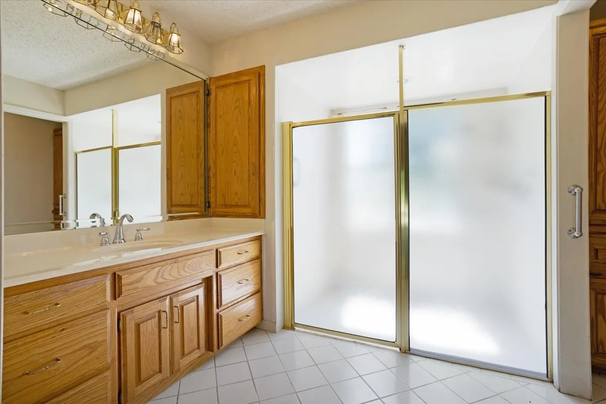 Single Family Residence For Rent in Grayson County , 5393 State Highway 5, Van Alstyne, Texas 75495, 4 Bedroom, 4 Bathroom, 2 Garage spaces, 3,557 Sqft, built in 1992, mls#21407810, Real Estate Agent in Van Alstyne, Homes For Rent in Grayson county, Homes For Rent in Van Alstyne, Realtor in Van Alstyne Texas, Real Estate Brokerage Independent Realty Texas, Luminita Cordes Realtor
