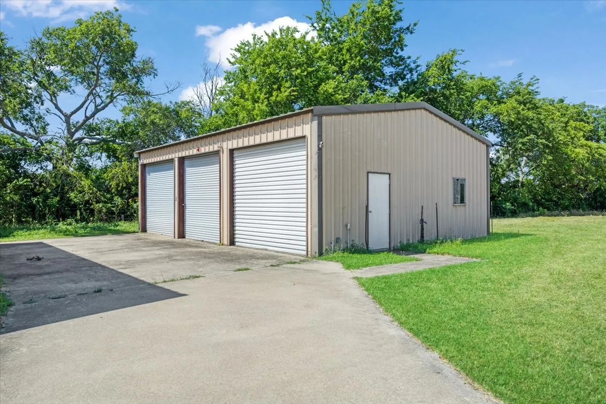 Single Family Residence For Rent in Grayson County , 5393 State Highway 5, Van Alstyne, Texas 75495, 4 Bedroom, 4 Bathroom, 2 Garage spaces, 3,557 Sqft, built in 1992, mls#21407810, Real Estate Agent in Van Alstyne, Homes For Rent in Grayson county, Homes For Rent in Van Alstyne, Realtor in Van Alstyne Texas, Real Estate Brokerage Independent Realty Texas, Luminita Cordes Realtor