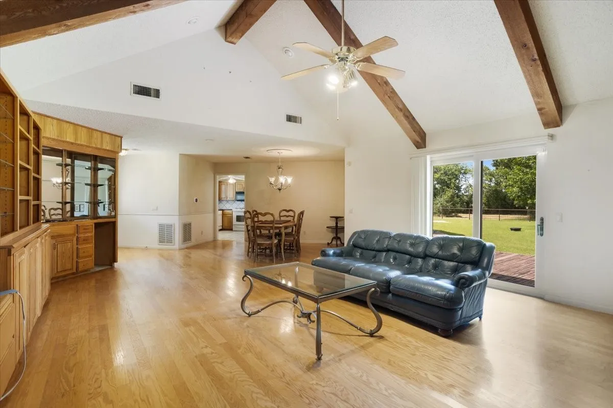Single Family Residence For Rent in Grayson County , 5393 State Highway 5, Van Alstyne, Texas 75495, 4 Bedroom, 4 Bathroom, 2 Garage spaces, 3,557 Sqft, built in 1992, mls#21407810, Real Estate Agent in Van Alstyne, Homes For Rent in Grayson county, Homes For Rent in Van Alstyne, Realtor in Van Alstyne Texas, Real Estate Brokerage Independent Realty Texas, Luminita Cordes Realtor