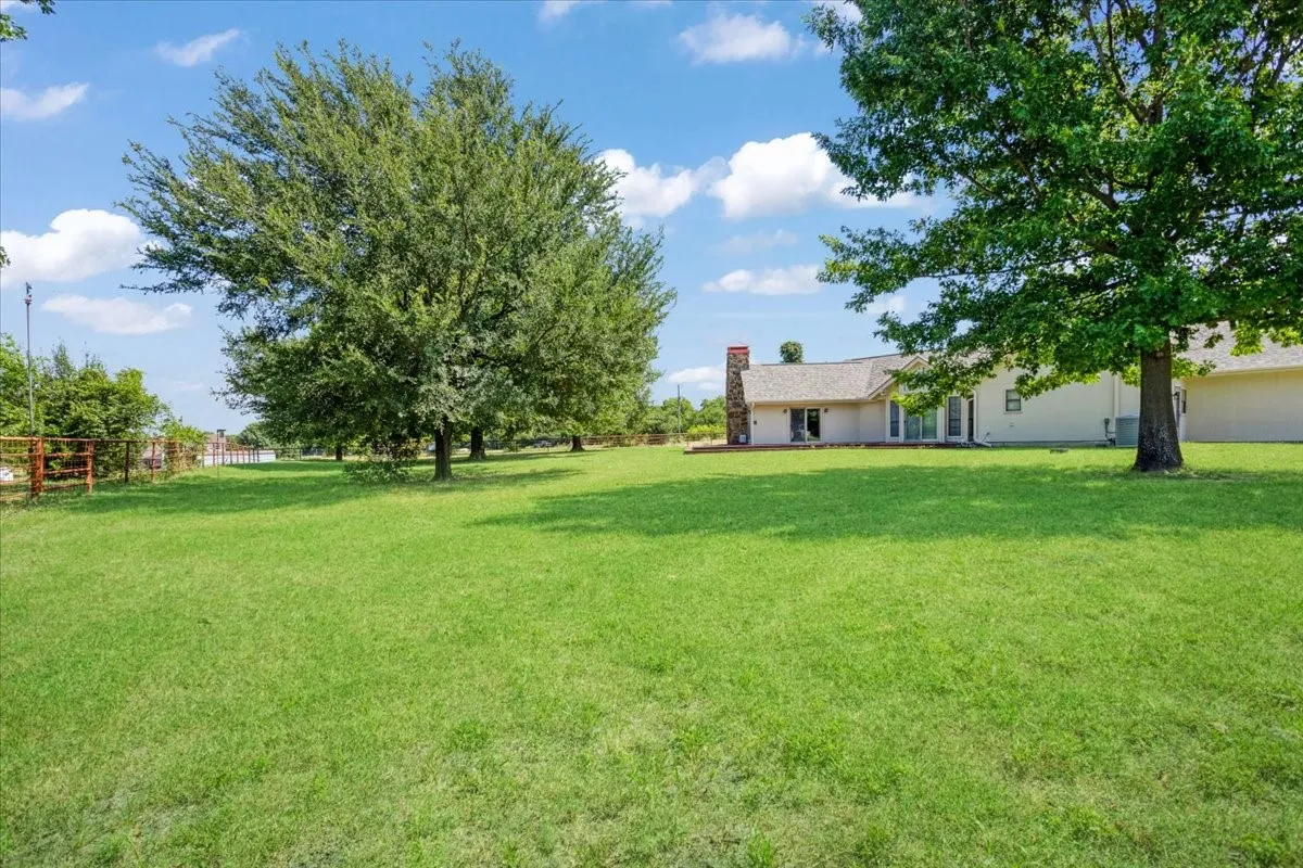 Single Family Residence For Rent in Grayson County , 5393 State Highway 5, Van Alstyne, Texas 75495, 4 Bedroom, 4 Bathroom, 2 Garage spaces, 3,557 Sqft, built in 1992, mls#21407810, Real Estate Agent in Van Alstyne, Homes For Rent in Grayson county, Homes For Rent in Van Alstyne, Realtor in Van Alstyne Texas, Real Estate Brokerage Independent Realty Texas, Luminita Cordes Realtor