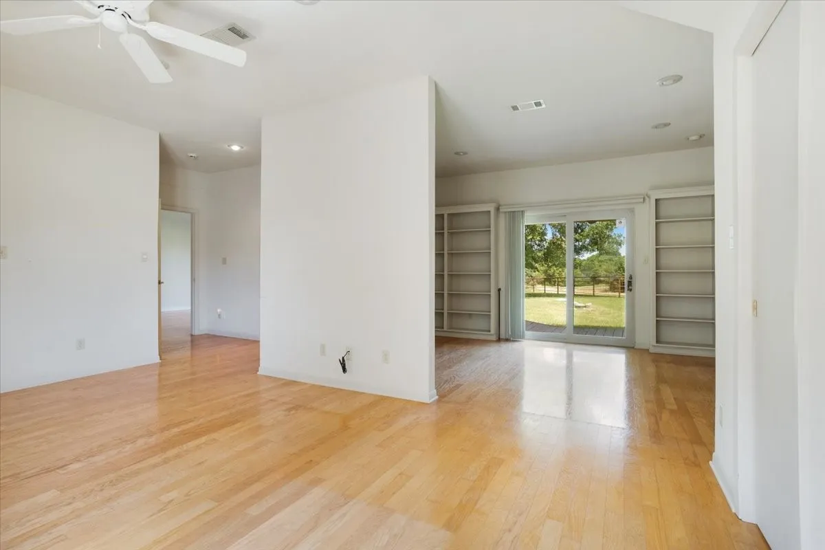 Single Family Residence For Rent in Grayson County , 5393 State Highway 5, Van Alstyne, Texas 75495, 4 Bedroom, 4 Bathroom, 2 Garage spaces, 3,557 Sqft, built in 1992, mls#21407810, Real Estate Agent in Van Alstyne, Homes For Rent in Grayson county, Homes For Rent in Van Alstyne, Realtor in Van Alstyne Texas, Real Estate Brokerage Independent Realty Texas, Luminita Cordes Realtor