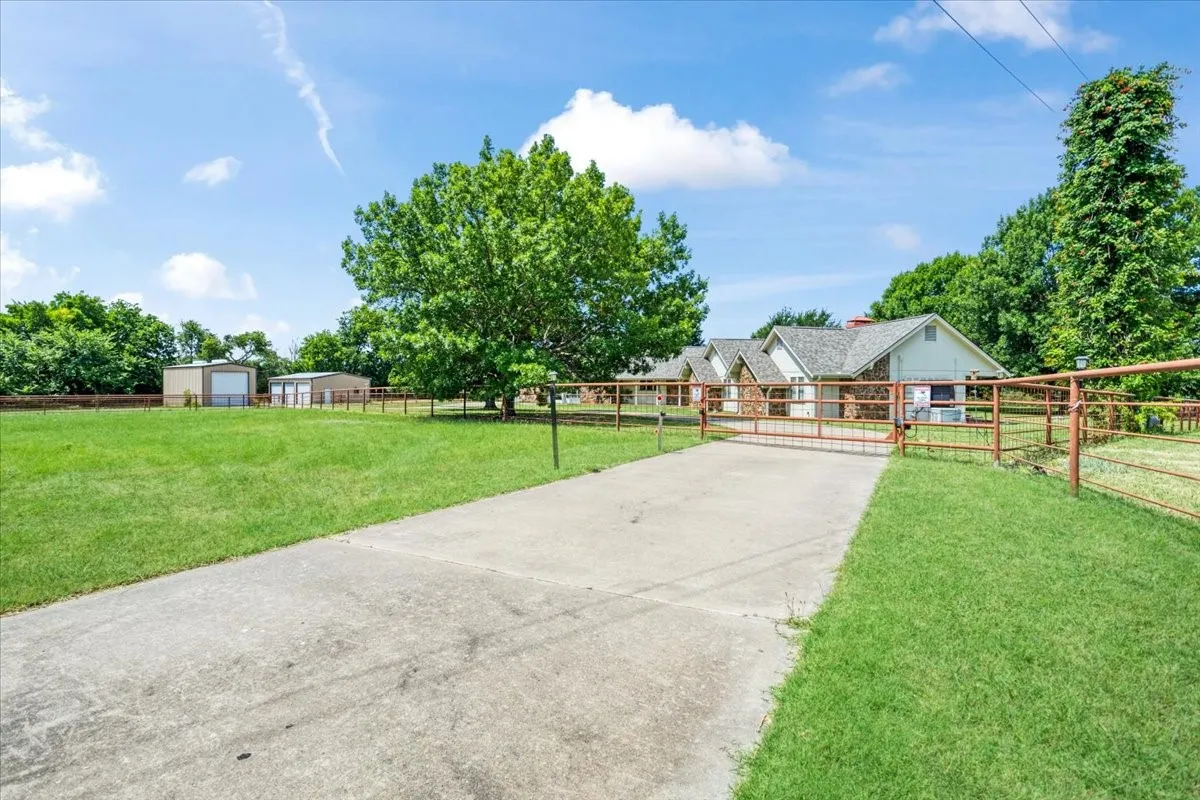 Single Family Residence For Rent in Grayson County , 5393 State Highway 5, Van Alstyne, Texas 75495, 4 Bedroom, 4 Bathroom, 2 Garage spaces, 3,557 Sqft, built in 1992, mls#21407810, Real Estate Agent in Van Alstyne, Homes For Rent in Grayson county, Homes For Rent in Van Alstyne, Realtor in Van Alstyne Texas, Real Estate Brokerage Independent Realty Texas, Luminita Cordes Realtor