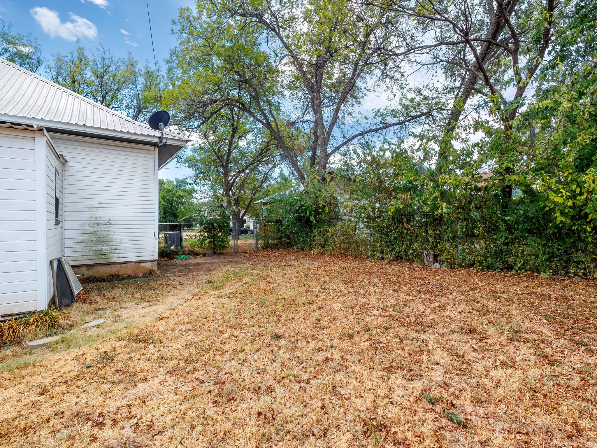 Single Family Residence For Sale in Coleman County , 714 W College Avenue, Coleman, Texas 76834, 3 Bedroom, 2 Bathroom, 1 Garage spaces, 1,570 Sqft, built in 1935, mls#21406051, Real Estate Agent in Coleman, Homes For Sale in Coleman county, Homes For Sale in Coleman, Realtor in Coleman Texas, Real Estate Brokerage Independent Realty Texas, Luminita Cordes Realtor