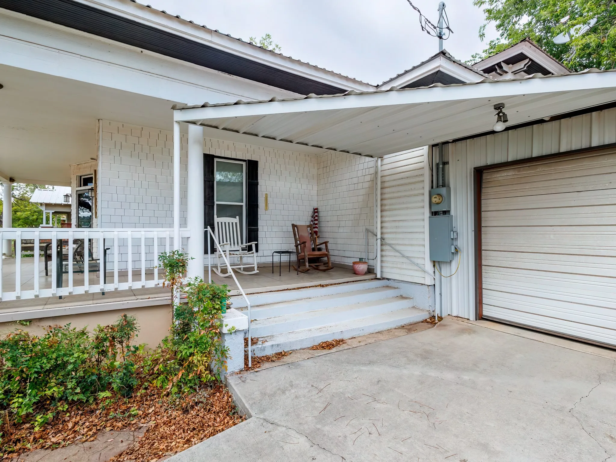 Single Family Residence For Sale in Coleman County , 714 W College Avenue, Coleman, Texas 76834, 3 Bedroom, 2 Bathroom, 1 Garage spaces, 1,570 Sqft, built in 1935, mls#21406051, Real Estate Agent in Coleman, Homes For Sale in Coleman county, Homes For Sale in Coleman, Realtor in Coleman Texas, Real Estate Brokerage Independent Realty Texas, Luminita Cordes Realtor