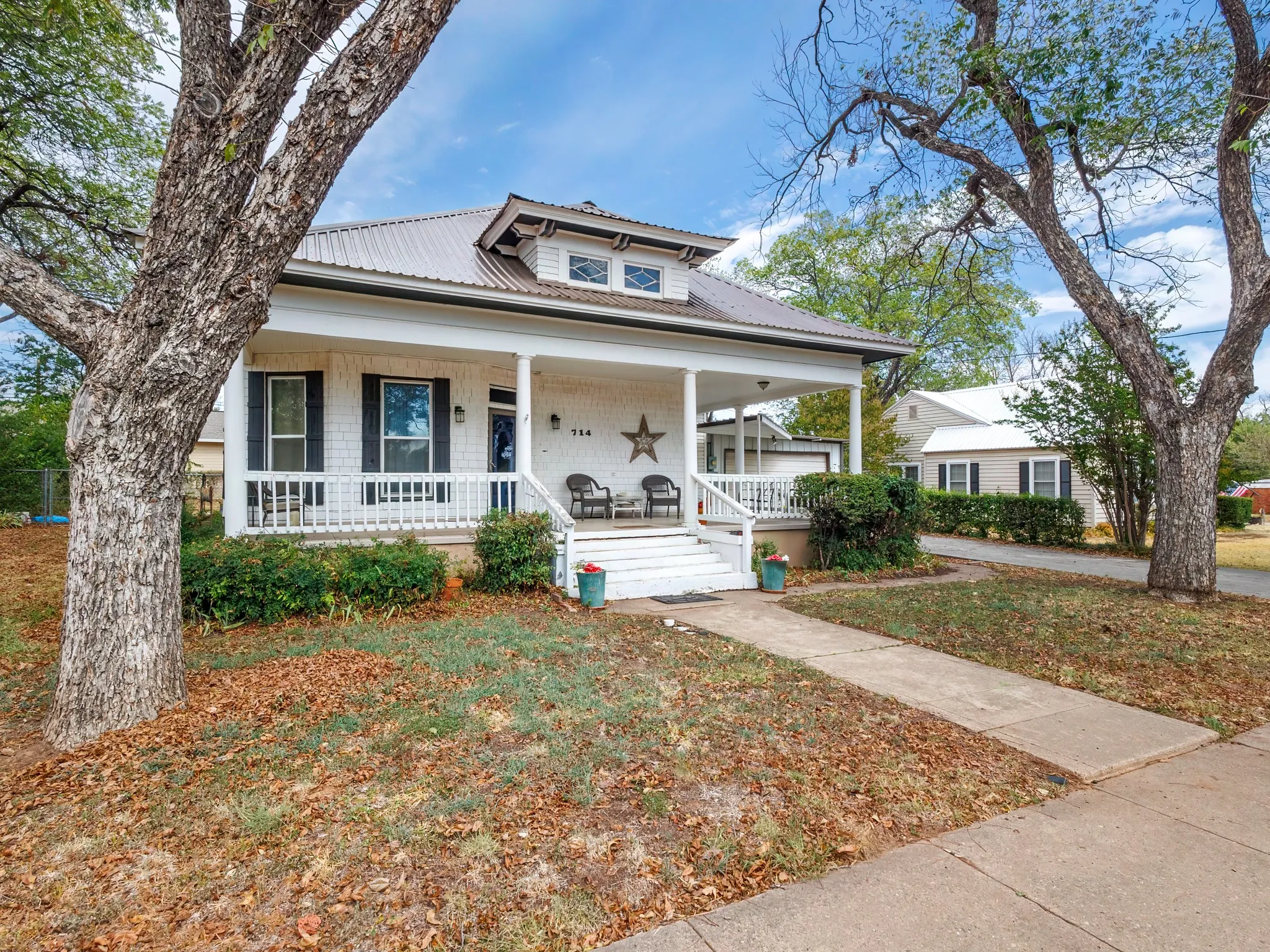 Single Family Residence For Sale in Coleman County , 714 W College Avenue, Coleman, Texas 76834, 3 Bedroom, 2 Bathroom, 1 Garage spaces, 1,570 Sqft, built in 1935, mls#21406051, Real Estate Agent in Coleman, Homes For Sale in Coleman county, Homes For Sale in Coleman, Realtor in Coleman Texas, Real Estate Brokerage Independent Realty Texas, Luminita Cordes Realtor