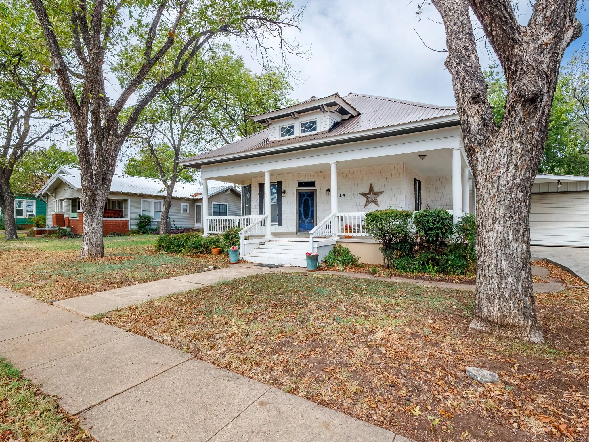 Single Family Residence For Sale in Coleman County , 714 W College Avenue, Coleman, Texas 76834, 3 Bedroom, 2 Bathroom, 1 Garage spaces, 1,570 Sqft, built in 1935, mls#21406051, Real Estate Agent in Coleman, Homes For Sale in Coleman county, Homes For Sale in Coleman, Realtor in Coleman Texas, Real Estate Brokerage Independent Realty Texas, Luminita Cordes Realtor