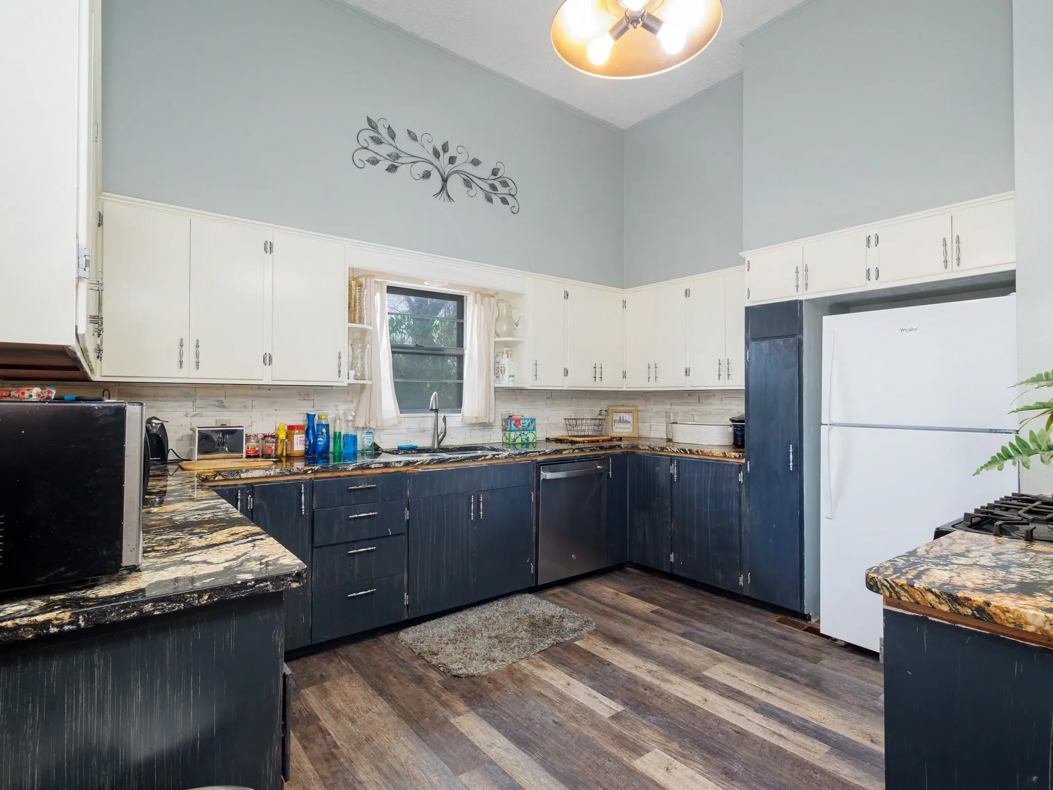 Single Family Residence For Sale in Coleman County , 714 W College Avenue, Coleman, Texas 76834, 3 Bedroom, 2 Bathroom, 1 Garage spaces, 1,570 Sqft, built in 1935, mls#21406051, Real Estate Agent in Coleman, Homes For Sale in Coleman county, Homes For Sale in Coleman, Realtor in Coleman Texas, Real Estate Brokerage Independent Realty Texas, Luminita Cordes Realtor