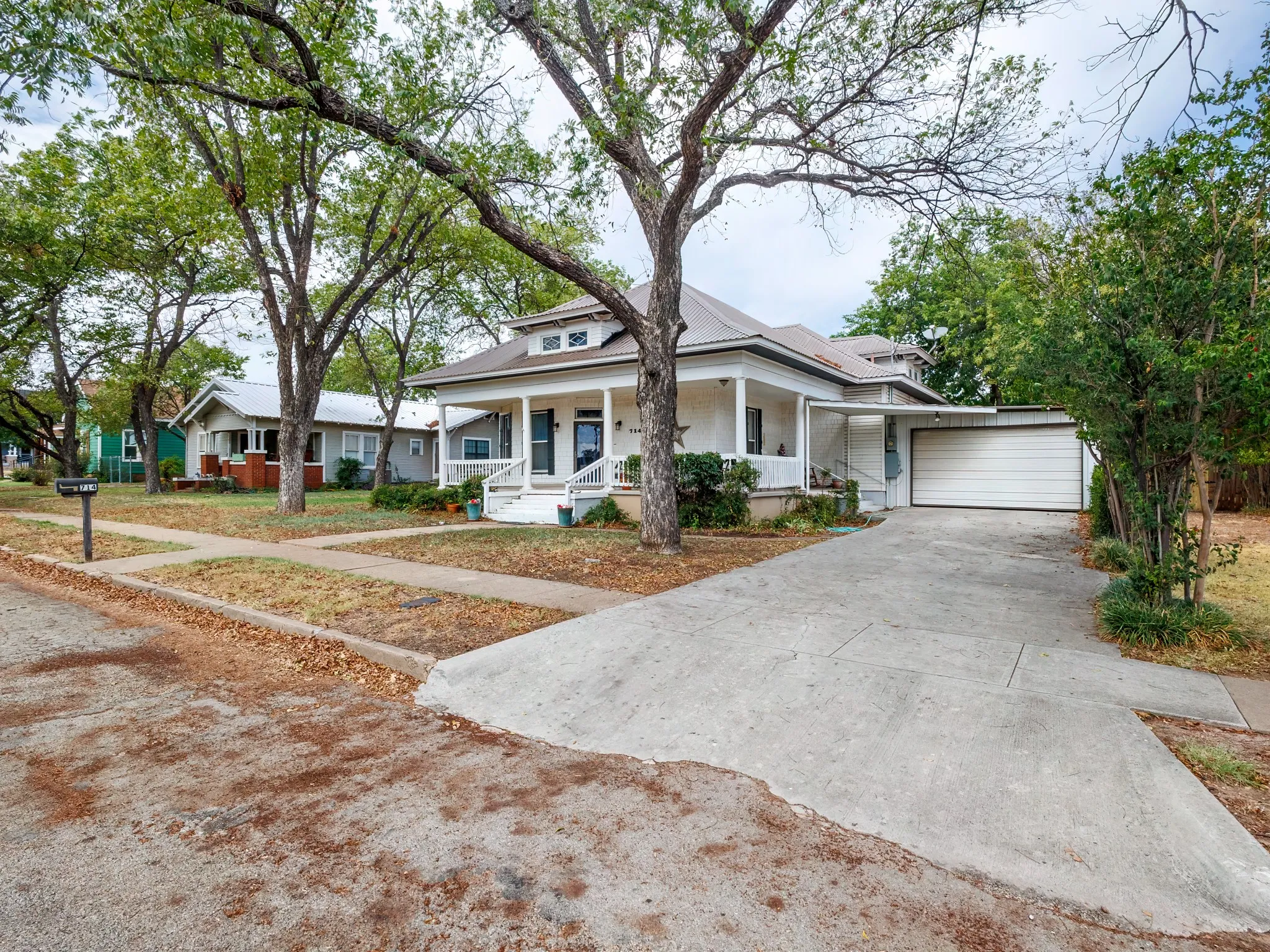 Single Family Residence For Sale in Coleman County , 714 W College Avenue, Coleman, Texas 76834, 3 Bedroom, 2 Bathroom, 1 Garage spaces, 1,570 Sqft, built in 1935, mls#21406051, Real Estate Agent in Coleman, Homes For Sale in Coleman county, Homes For Sale in Coleman, Realtor in Coleman Texas, Real Estate Brokerage Independent Realty Texas, Luminita Cordes Realtor