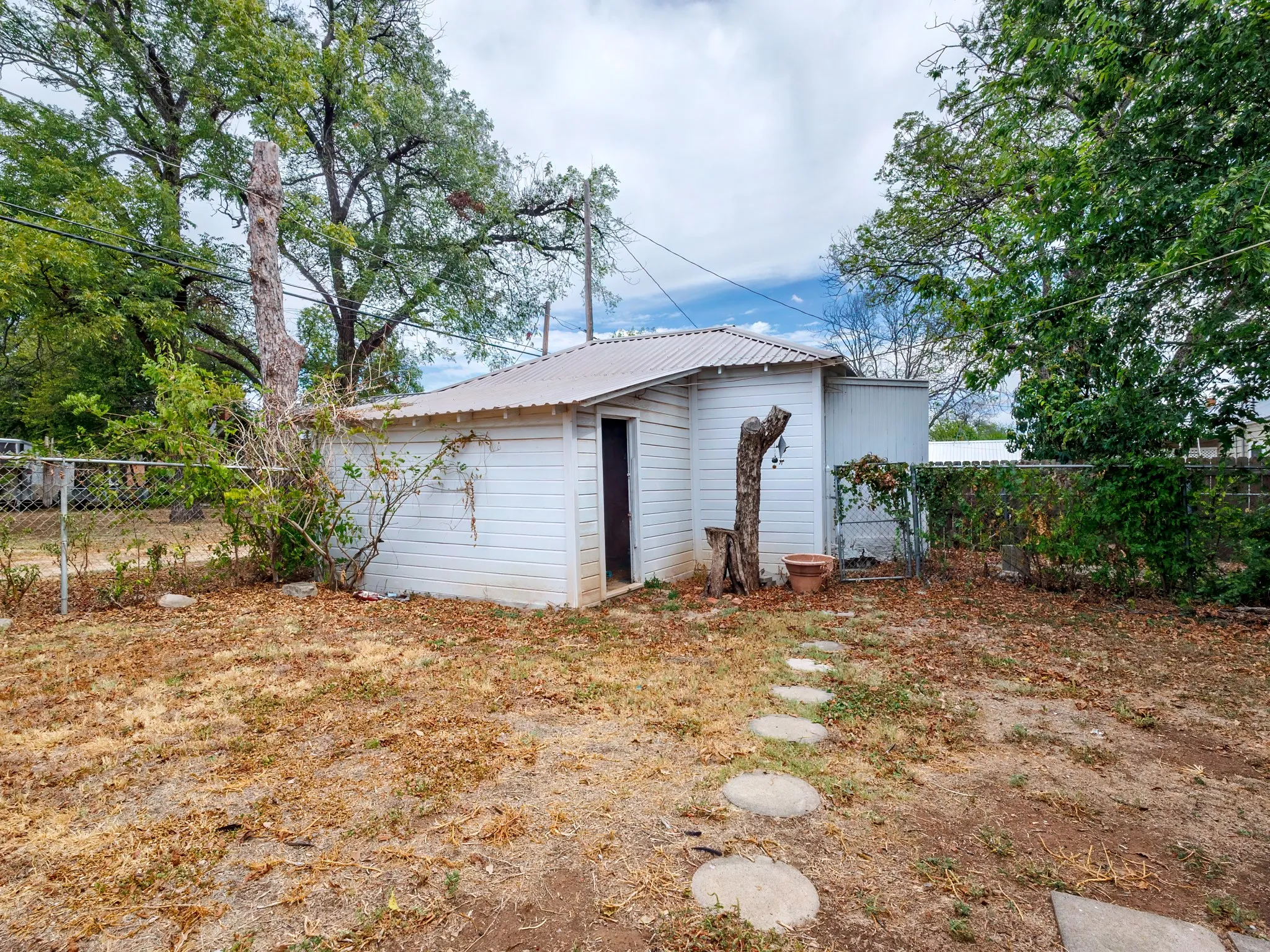 Single Family Residence For Sale in Coleman County , 714 W College Avenue, Coleman, Texas 76834, 3 Bedroom, 2 Bathroom, 1 Garage spaces, 1,570 Sqft, built in 1935, mls#21406051, Real Estate Agent in Coleman, Homes For Sale in Coleman county, Homes For Sale in Coleman, Realtor in Coleman Texas, Real Estate Brokerage Independent Realty Texas, Luminita Cordes Realtor