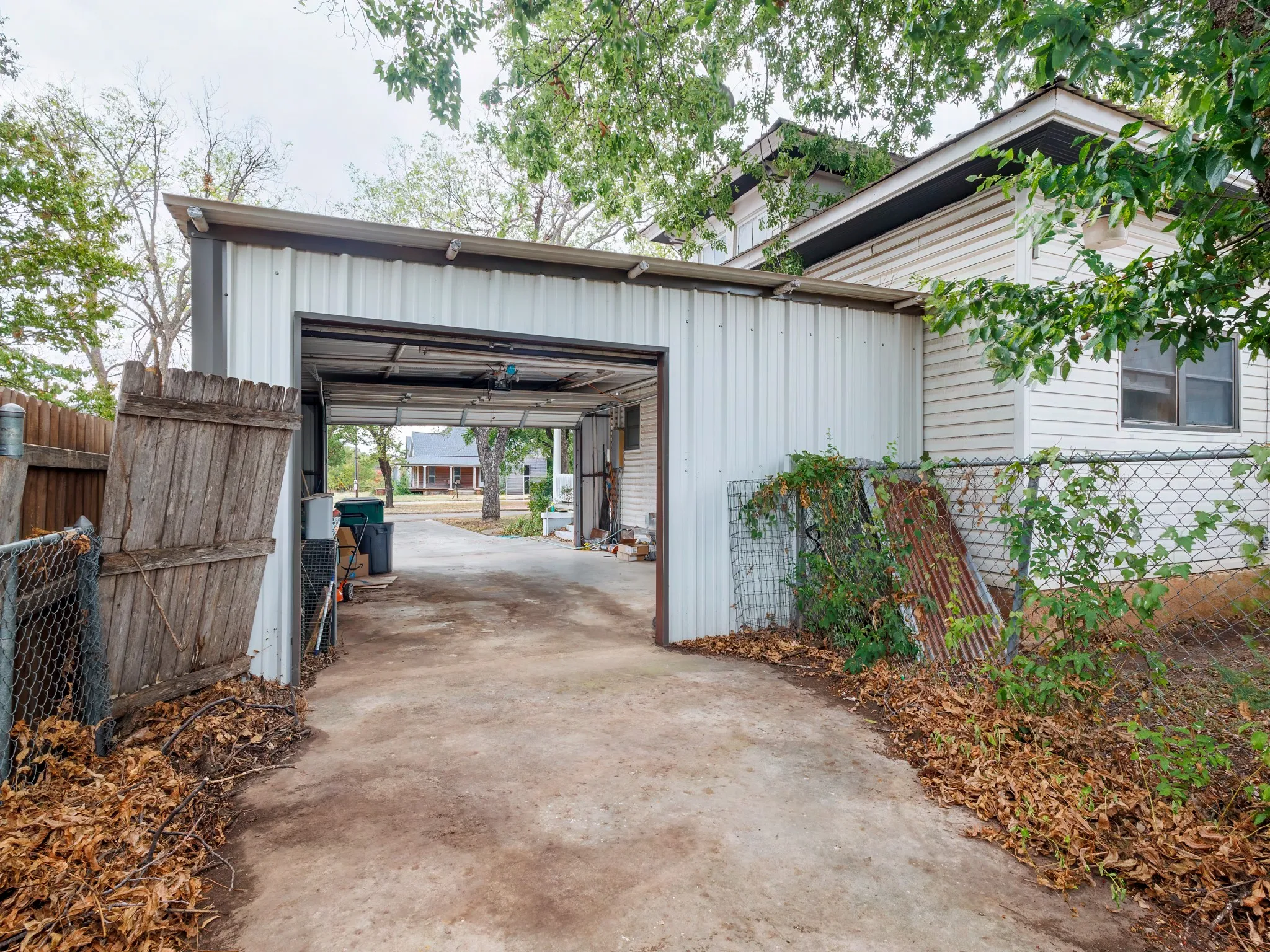 Single Family Residence For Sale in Coleman County , 714 W College Avenue, Coleman, Texas 76834, 3 Bedroom, 2 Bathroom, 1 Garage spaces, 1,570 Sqft, built in 1935, mls#21406051, Real Estate Agent in Coleman, Homes For Sale in Coleman county, Homes For Sale in Coleman, Realtor in Coleman Texas, Real Estate Brokerage Independent Realty Texas, Luminita Cordes Realtor