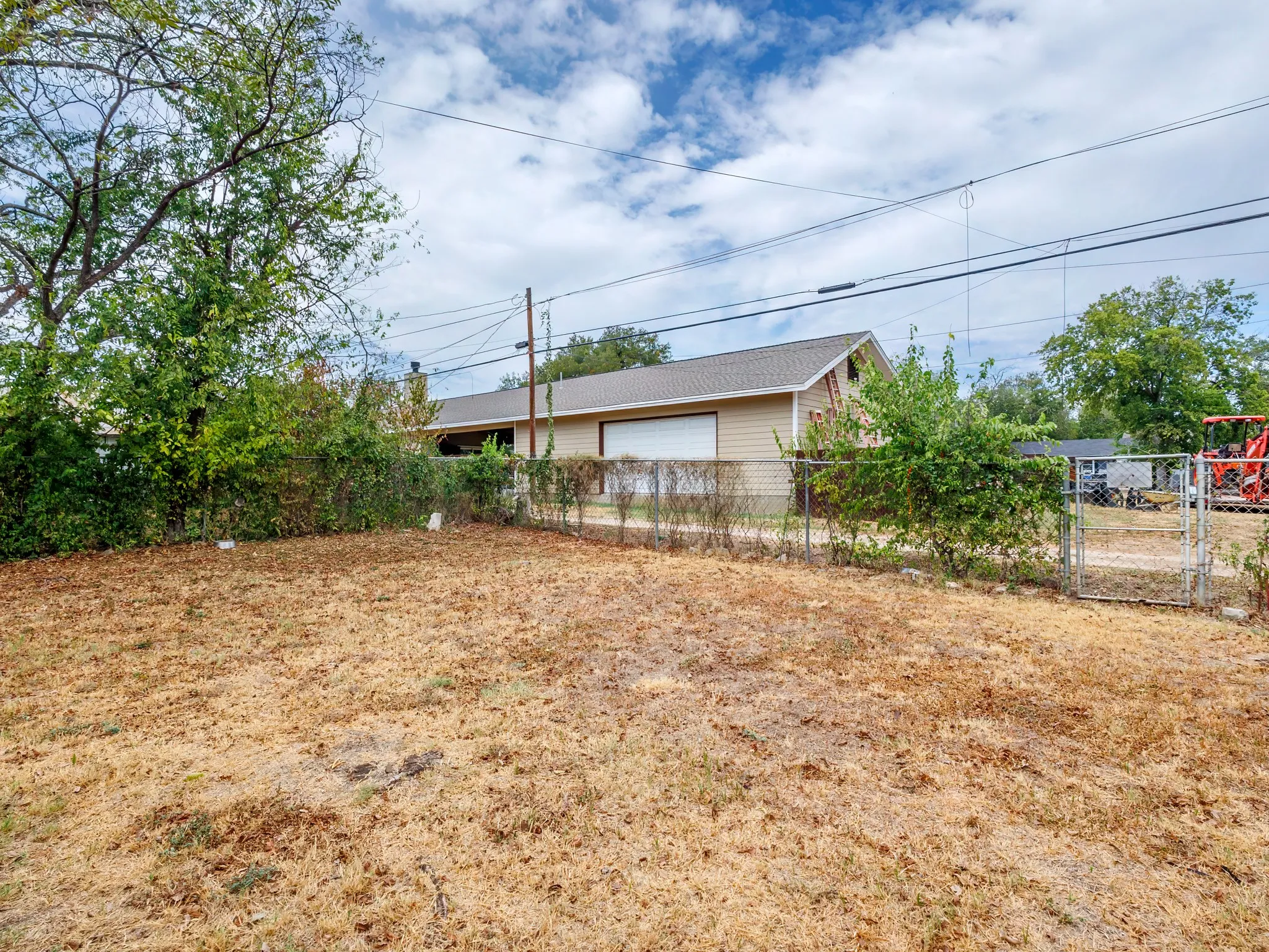 Single Family Residence For Sale in Coleman County , 714 W College Avenue, Coleman, Texas 76834, 3 Bedroom, 2 Bathroom, 1 Garage spaces, 1,570 Sqft, built in 1935, mls#21406051, Real Estate Agent in Coleman, Homes For Sale in Coleman county, Homes For Sale in Coleman, Realtor in Coleman Texas, Real Estate Brokerage Independent Realty Texas, Luminita Cordes Realtor