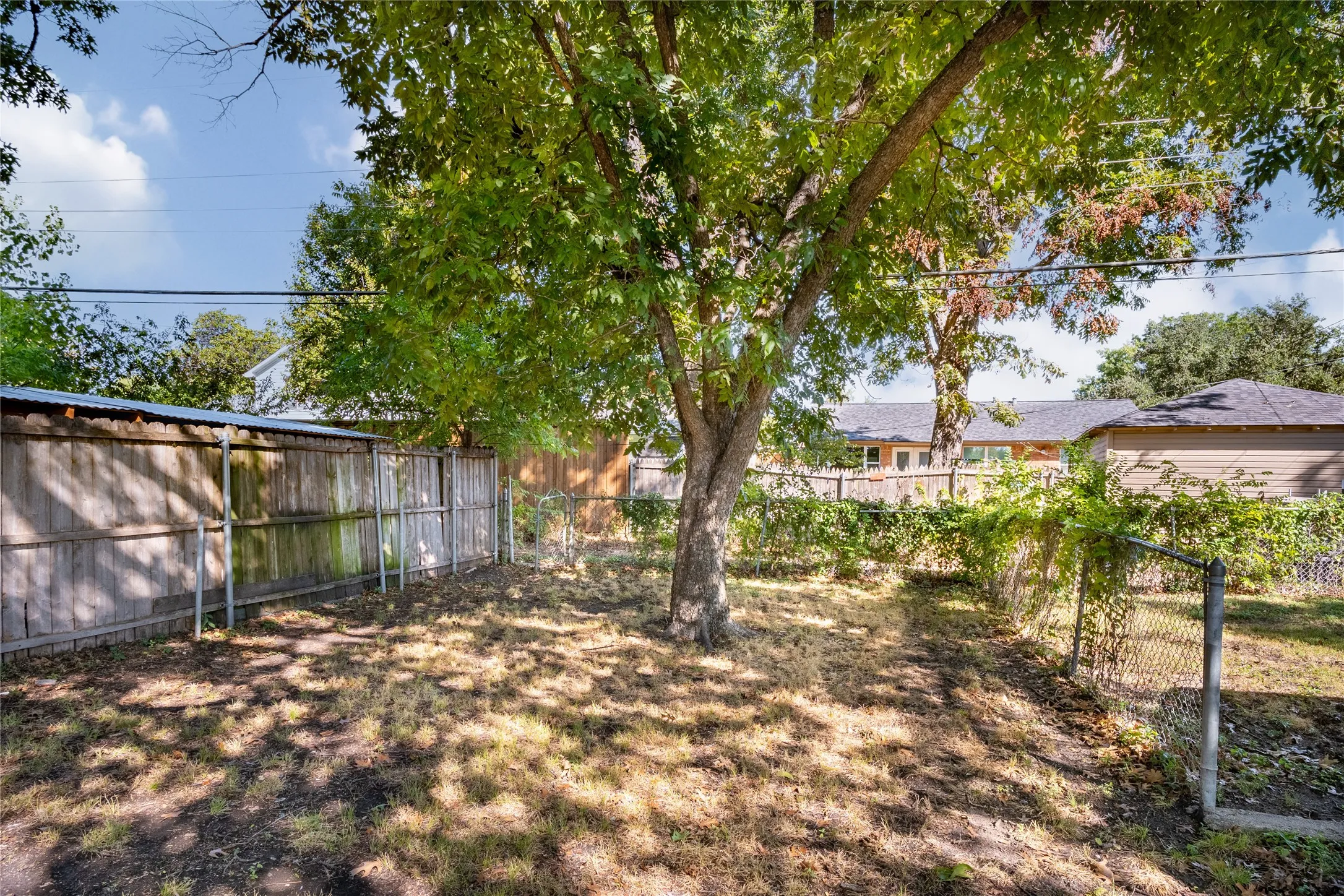 Single Family Residence For Sale in Dallas County , 2823 San Marcus Avenue, Dallas, Texas 75228, 4 Bedroom, 1 Bathroom, Garage spaces, 1,536 Sqft, built in 1955, mls#21407811, Real Estate Agent in Dallas, Homes For Sale in Dallas county, Homes For Sale in Dallas, Realtor in Dallas Texas, Real Estate Brokerage Independent Realty Texas, Luminita Cordes Realtor