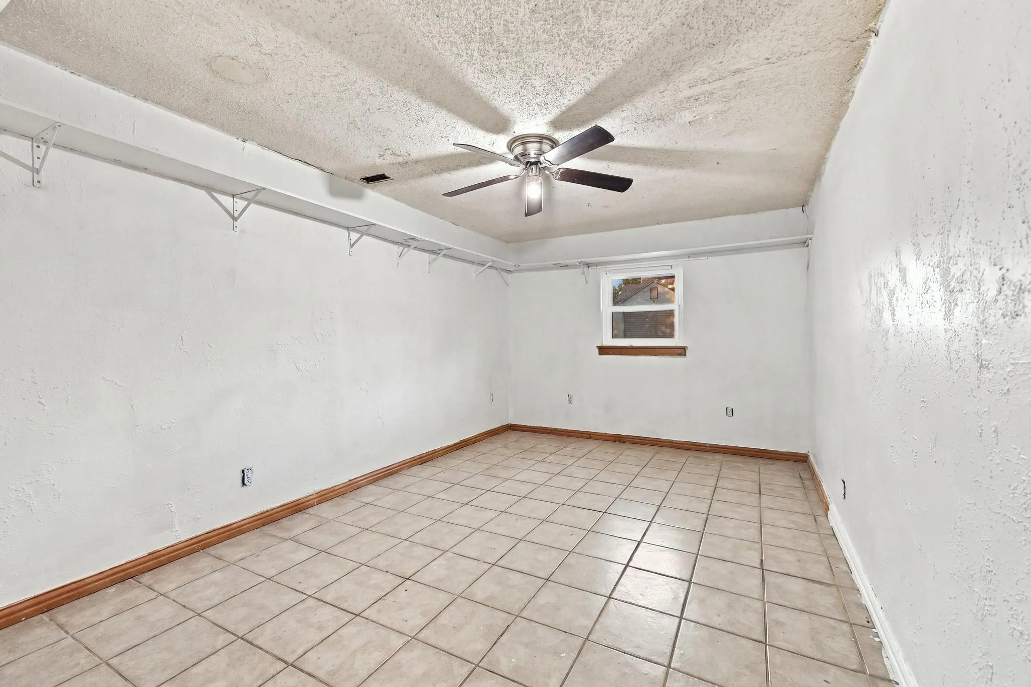 Single Family Residence For Sale in Rains County , 338 Egret Circle, East Tawakoni, Texas 75472, 4 Bedroom, 2 Bathroom, Garage spaces, 1,527 Sqft, built in 1989, mls#21405022, Real Estate Agent in East Tawakoni, Homes For Sale in Rains county, Homes For Sale in East Tawakoni, Realtor in East Tawakoni Texas, Real Estate Brokerage Independent Realty Texas, Luminita Cordes Realtor