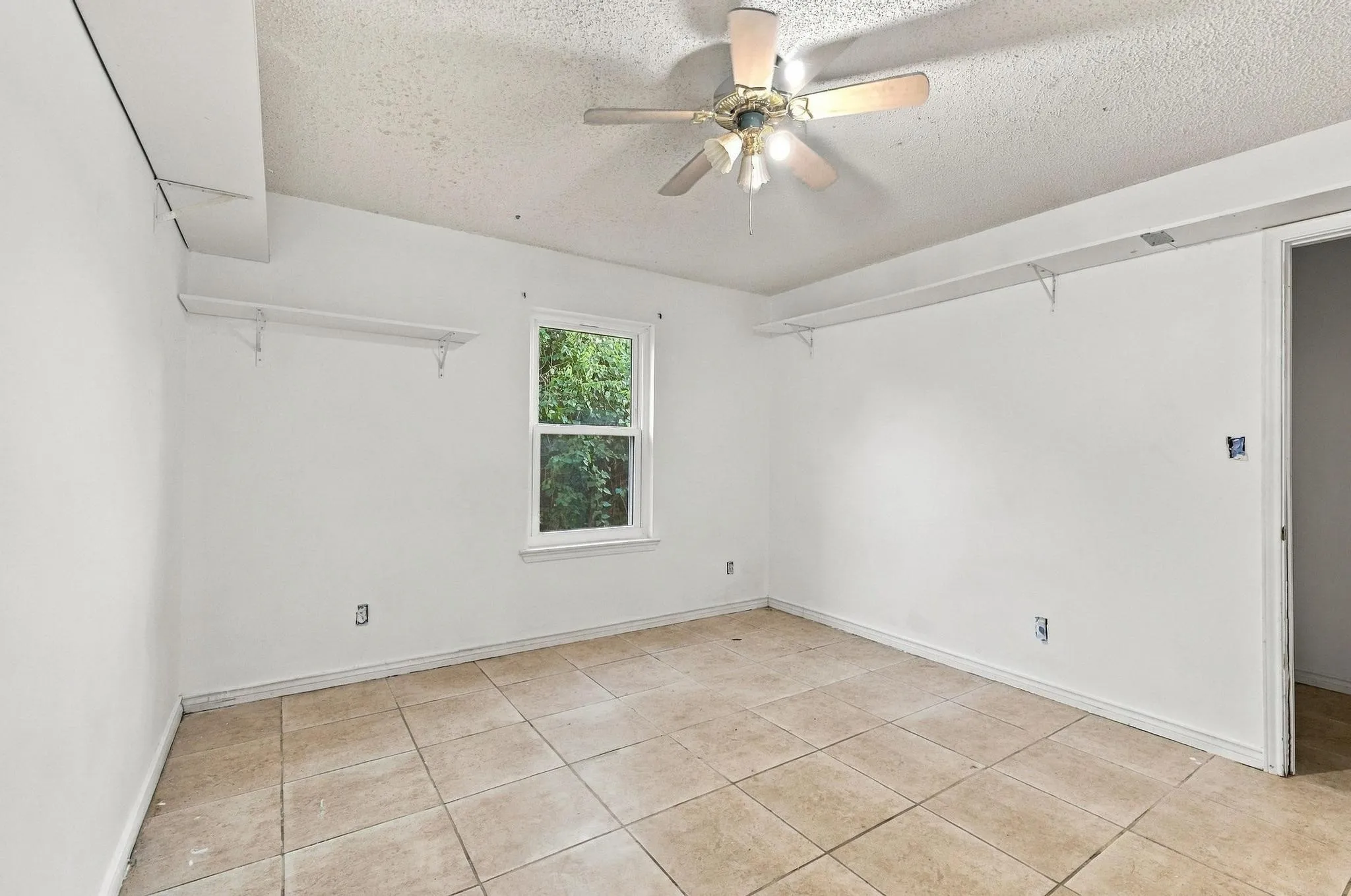 Single Family Residence For Sale in Rains County , 338 Egret Circle, East Tawakoni, Texas 75472, 4 Bedroom, 2 Bathroom, Garage spaces, 1,527 Sqft, built in 1989, mls#21405022, Real Estate Agent in East Tawakoni, Homes For Sale in Rains county, Homes For Sale in East Tawakoni, Realtor in East Tawakoni Texas, Real Estate Brokerage Independent Realty Texas, Luminita Cordes Realtor