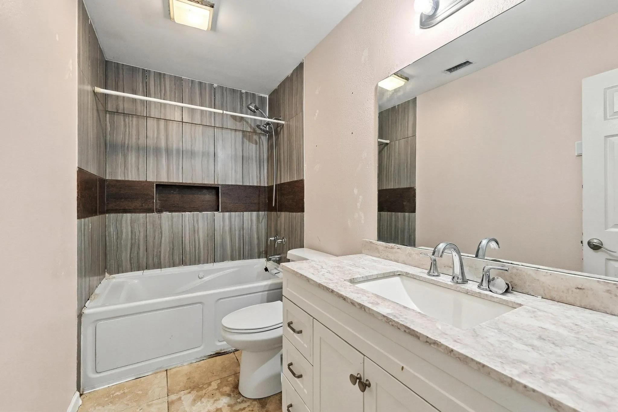Single Family Residence For Sale in Rains County , 338 Egret Circle, East Tawakoni, Texas 75472, 4 Bedroom, 2 Bathroom, Garage spaces, 1,527 Sqft, built in 1989, mls#21405022, Real Estate Agent in East Tawakoni, Homes For Sale in Rains county, Homes For Sale in East Tawakoni, Realtor in East Tawakoni Texas, Real Estate Brokerage Independent Realty Texas, Luminita Cordes Realtor