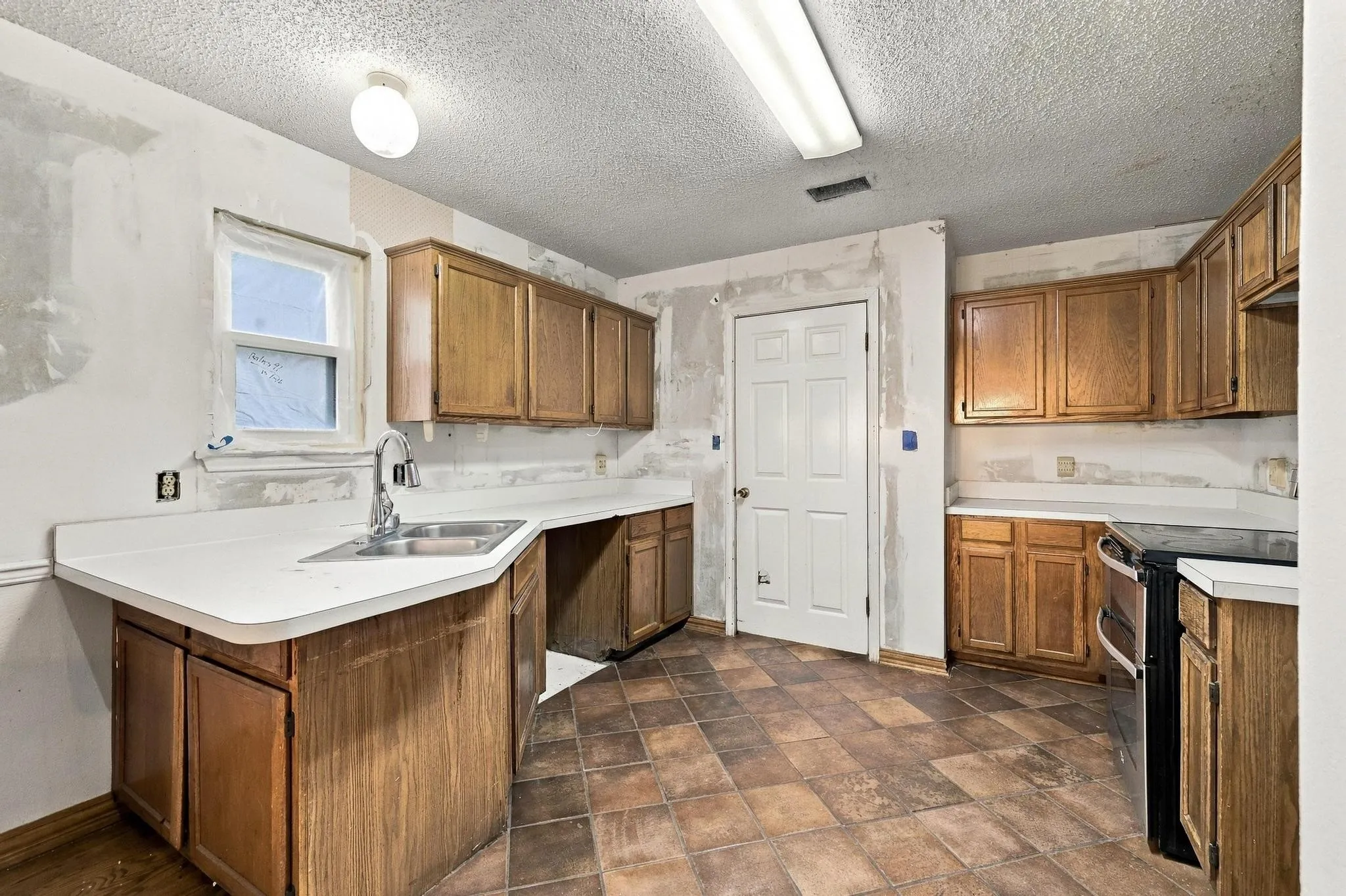 Single Family Residence For Sale in Rains County , 338 Egret Circle, East Tawakoni, Texas 75472, 4 Bedroom, 2 Bathroom, Garage spaces, 1,527 Sqft, built in 1989, mls#21405022, Real Estate Agent in East Tawakoni, Homes For Sale in Rains county, Homes For Sale in East Tawakoni, Realtor in East Tawakoni Texas, Real Estate Brokerage Independent Realty Texas, Luminita Cordes Realtor