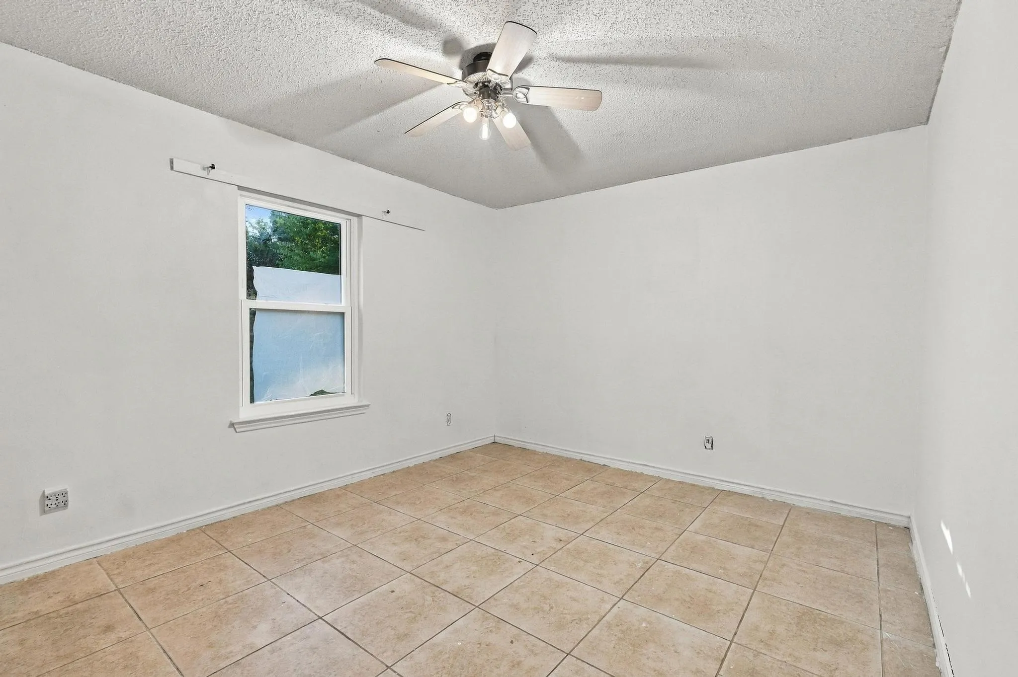 Single Family Residence For Sale in Rains County , 338 Egret Circle, East Tawakoni, Texas 75472, 4 Bedroom, 2 Bathroom, Garage spaces, 1,527 Sqft, built in 1989, mls#21405022, Real Estate Agent in East Tawakoni, Homes For Sale in Rains county, Homes For Sale in East Tawakoni, Realtor in East Tawakoni Texas, Real Estate Brokerage Independent Realty Texas, Luminita Cordes Realtor