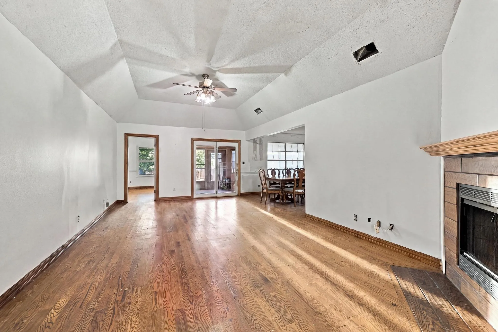 Single Family Residence For Sale in Rains County , 338 Egret Circle, East Tawakoni, Texas 75472, 4 Bedroom, 2 Bathroom, Garage spaces, 1,527 Sqft, built in 1989, mls#21405022, Real Estate Agent in East Tawakoni, Homes For Sale in Rains county, Homes For Sale in East Tawakoni, Realtor in East Tawakoni Texas, Real Estate Brokerage Independent Realty Texas, Luminita Cordes Realtor