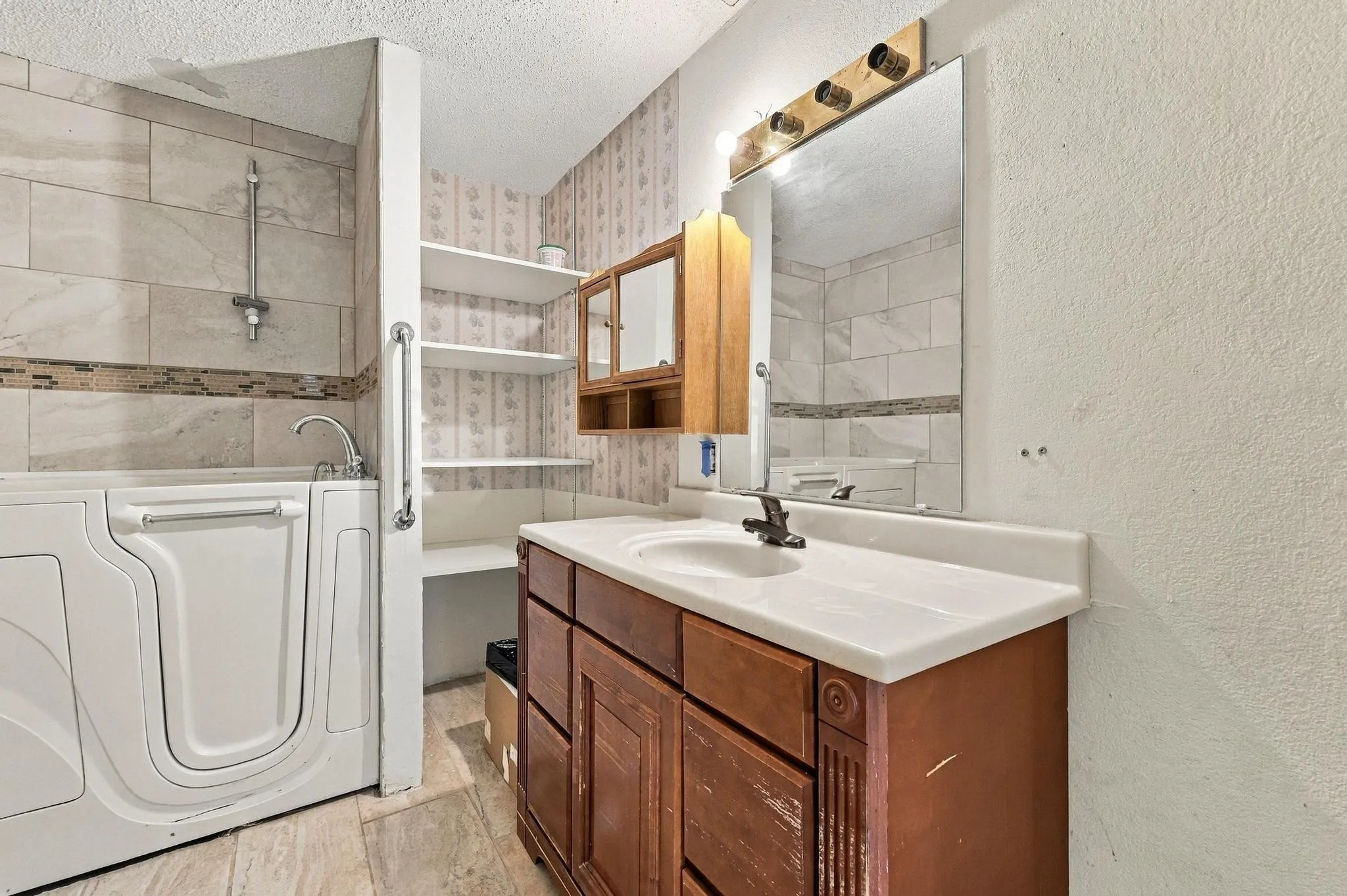 Single Family Residence For Sale in Rains County , 338 Egret Circle, East Tawakoni, Texas 75472, 4 Bedroom, 2 Bathroom, Garage spaces, 1,527 Sqft, built in 1989, mls#21405022, Real Estate Agent in East Tawakoni, Homes For Sale in Rains county, Homes For Sale in East Tawakoni, Realtor in East Tawakoni Texas, Real Estate Brokerage Independent Realty Texas, Luminita Cordes Realtor