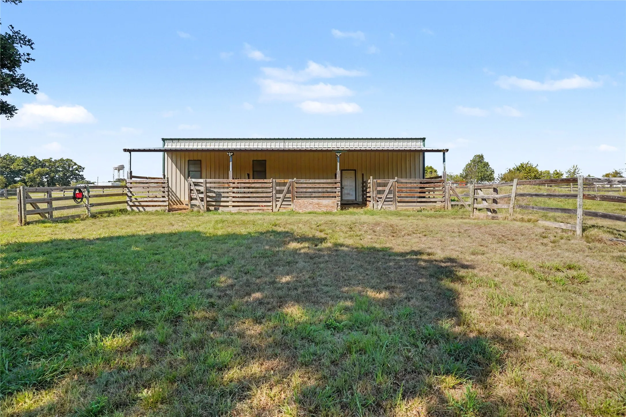 Single Family Residence For Sale in Johnson County , 5201 County Road 707, Alvarado, Texas 76009, 3 Bedroom, 2 Bathroom, 2 Garage spaces, 2,640 Sqft, built in 1968, mls#21403558, Real Estate Agent in Alvarado, Homes For Sale in Johnson county, Homes For Sale in Alvarado, Realtor in Alvarado Texas, Real Estate Brokerage Independent Realty Texas, Luminita Cordes Realtor