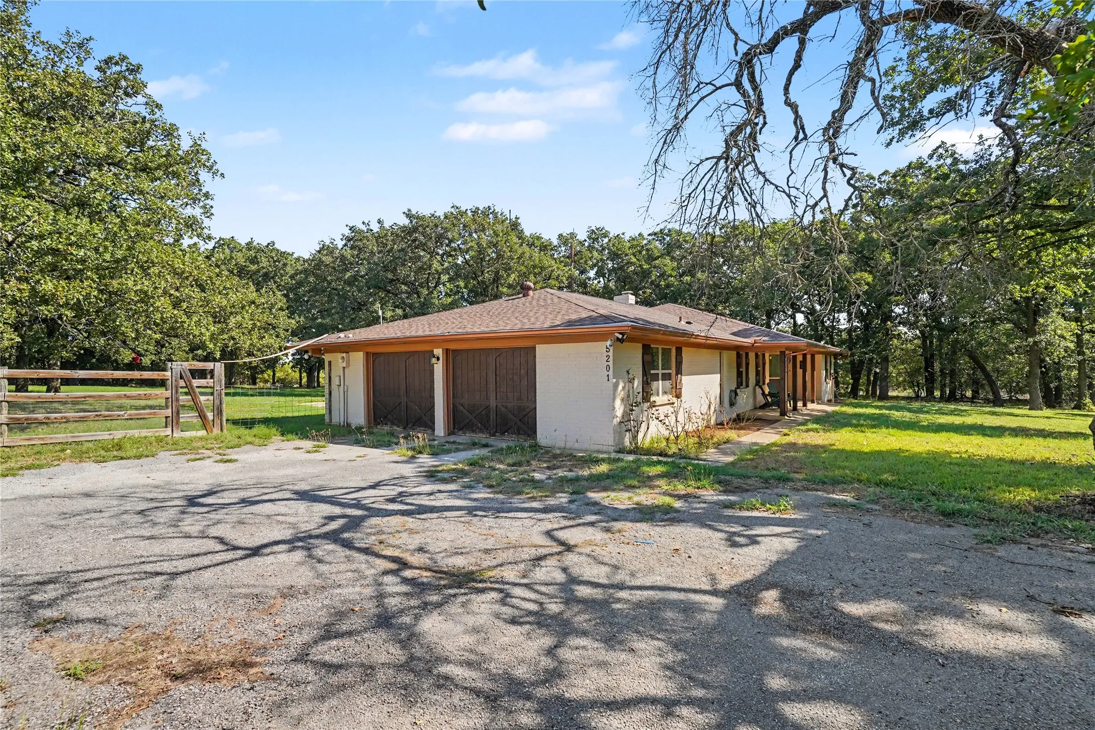 Single Family Residence For Sale in Johnson County , 5201 County Road 707, Alvarado, Texas 76009, 3 Bedroom, 2 Bathroom, 2 Garage spaces, 2,081 Sqft, built in 1968, mls#21403558, Real Estate Agent in Alvarado, Homes For Sale in Johnson county, Homes For Sale in Alvarado, Realtor in Alvarado Texas, Real Estate Brokerage Independent Realty Texas, Luminita Cordes Realtor
