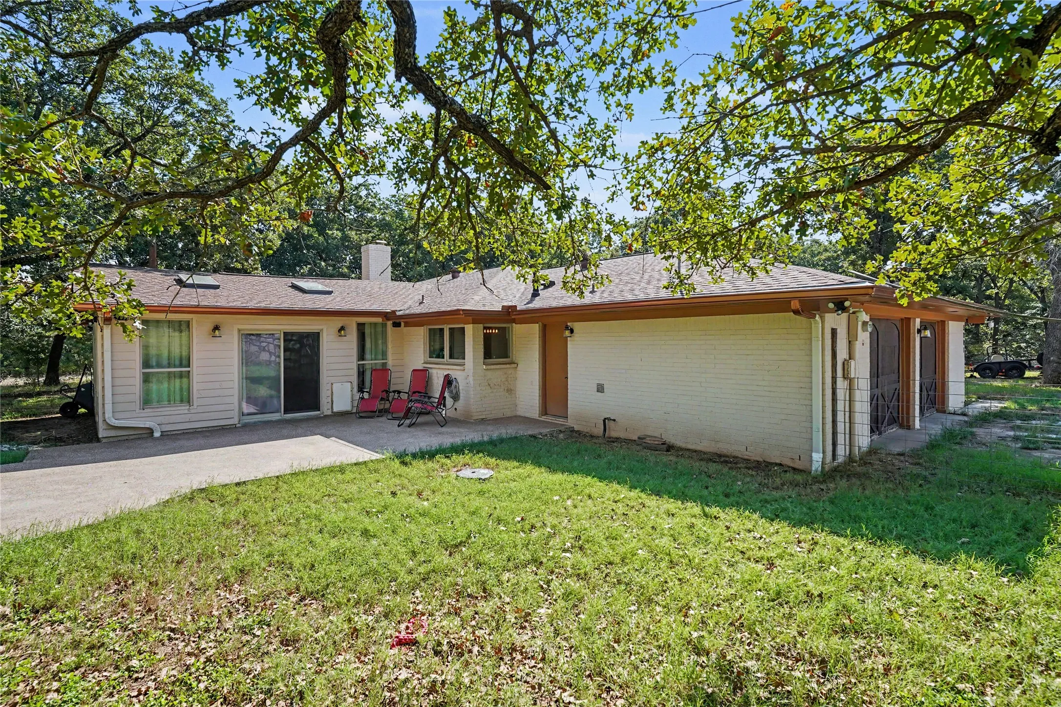 Single Family Residence For Sale in Johnson County , 5201 County Road 707, Alvarado, Texas 76009, 3 Bedroom, 2 Bathroom, 2 Garage spaces, 2,640 Sqft, built in 1968, mls#21403558, Real Estate Agent in Alvarado, Homes For Sale in Johnson county, Homes For Sale in Alvarado, Realtor in Alvarado Texas, Real Estate Brokerage Independent Realty Texas, Luminita Cordes Realtor