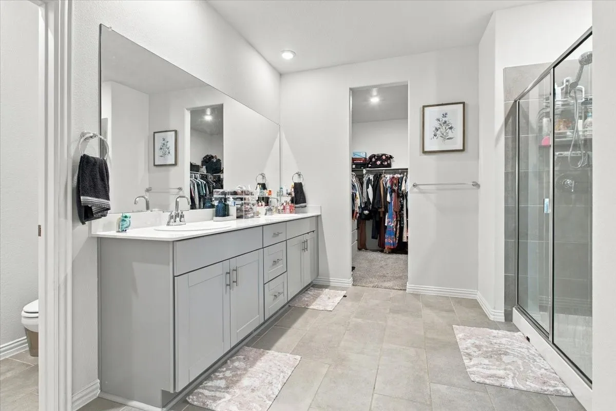 Master bathroom w large shower