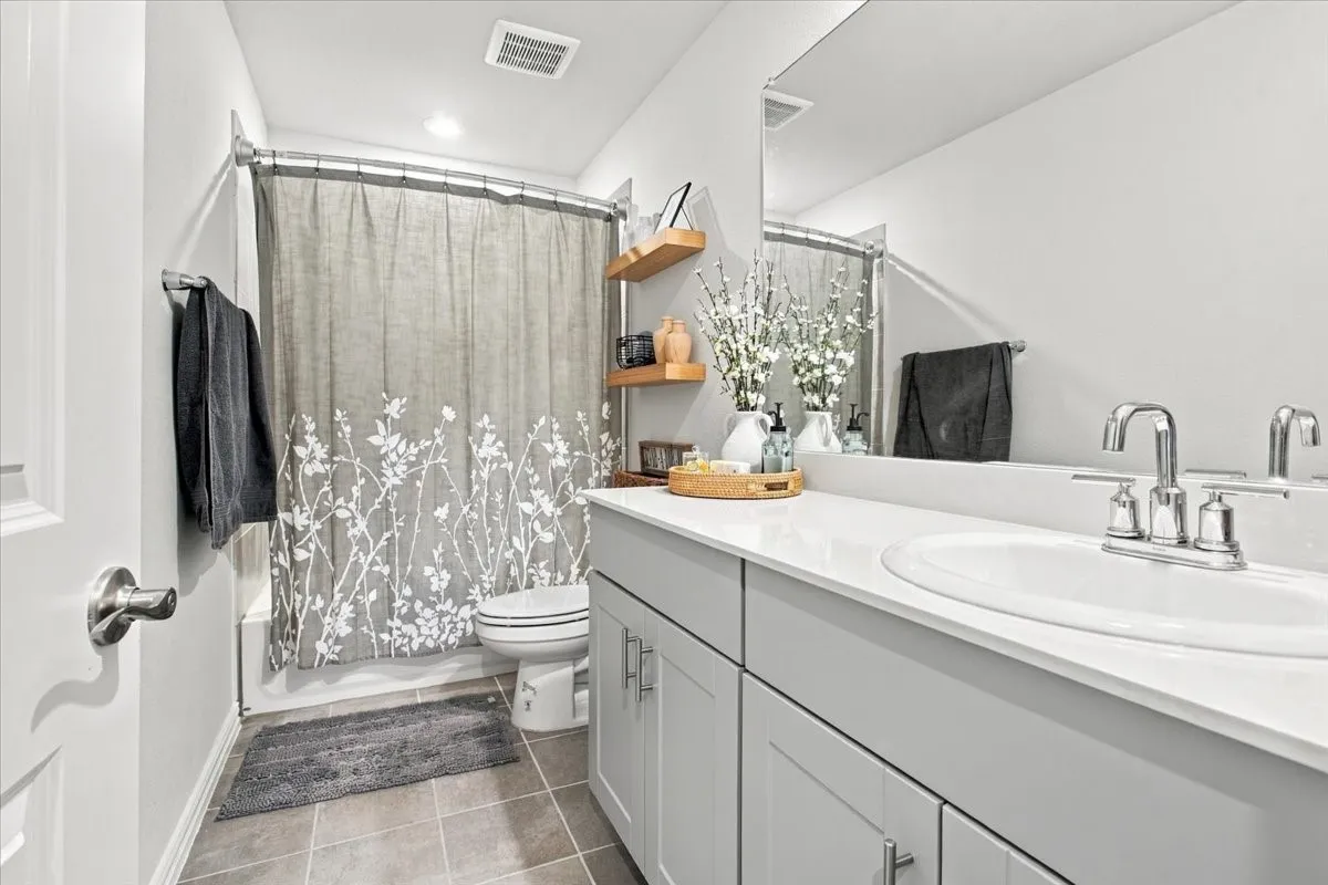 Upstairs hall full bath