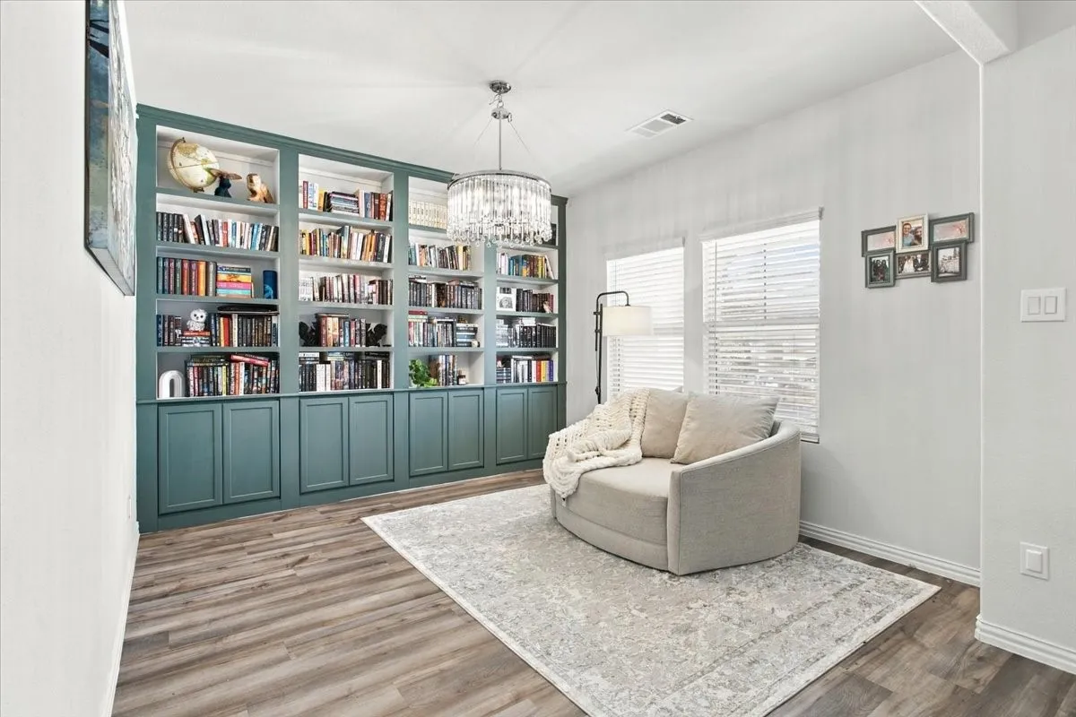 Library/study w custo built in shelves