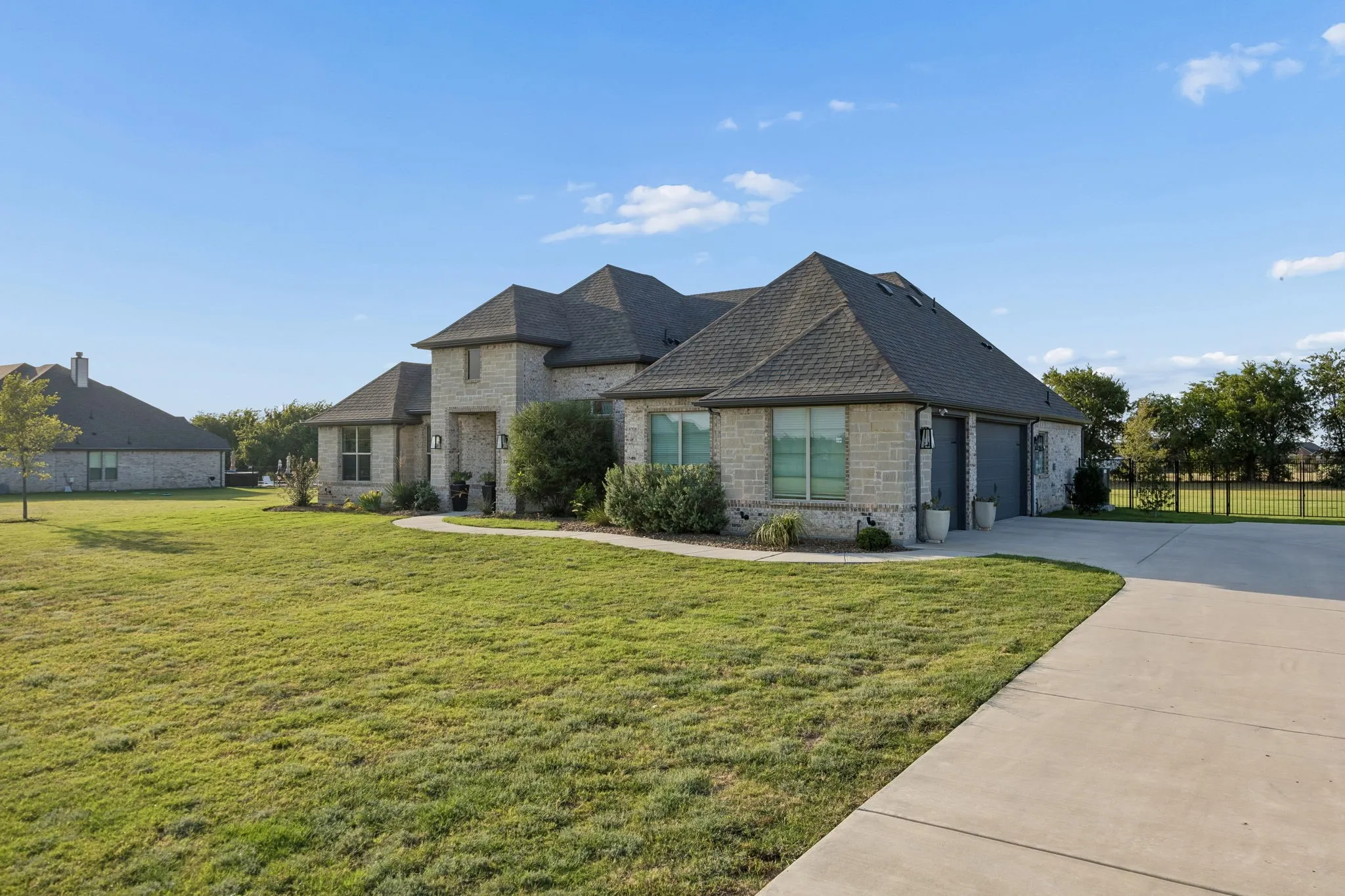Single Family Residence For Sale in Grayson County , 330 Waterview Drive, Gunter, Texas 75058, 3 Bedroom, 2 Bathroom, 3 Garage spaces, 2,412 Sqft, built in 2024, mls#21407816, Real Estate Agent in Gunter, Homes For Sale in Grayson county, Homes For Sale in Gunter, Realtor in Gunter Texas, Real Estate Brokerage Independent Realty Texas, Luminita Cordes Realtor