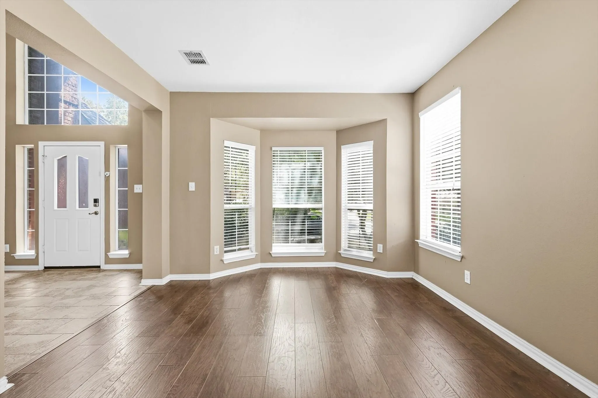 Single Family Residence For Sale in Tarrant County , 5445 Lake Powell Drive, Fort Worth, Texas 76137, 4 Bedroom, 3 Bathroom, 2 Garage spaces, 2,353 Sqft, built in 1993, mls#21407718, Real Estate Agent in Fort Worth, Homes For Sale in Tarrant county, Homes For Sale in Fort Worth, Realtor in Fort Worth Texas, Real Estate Brokerage Independent Realty Texas, Luminita Cordes Realtor