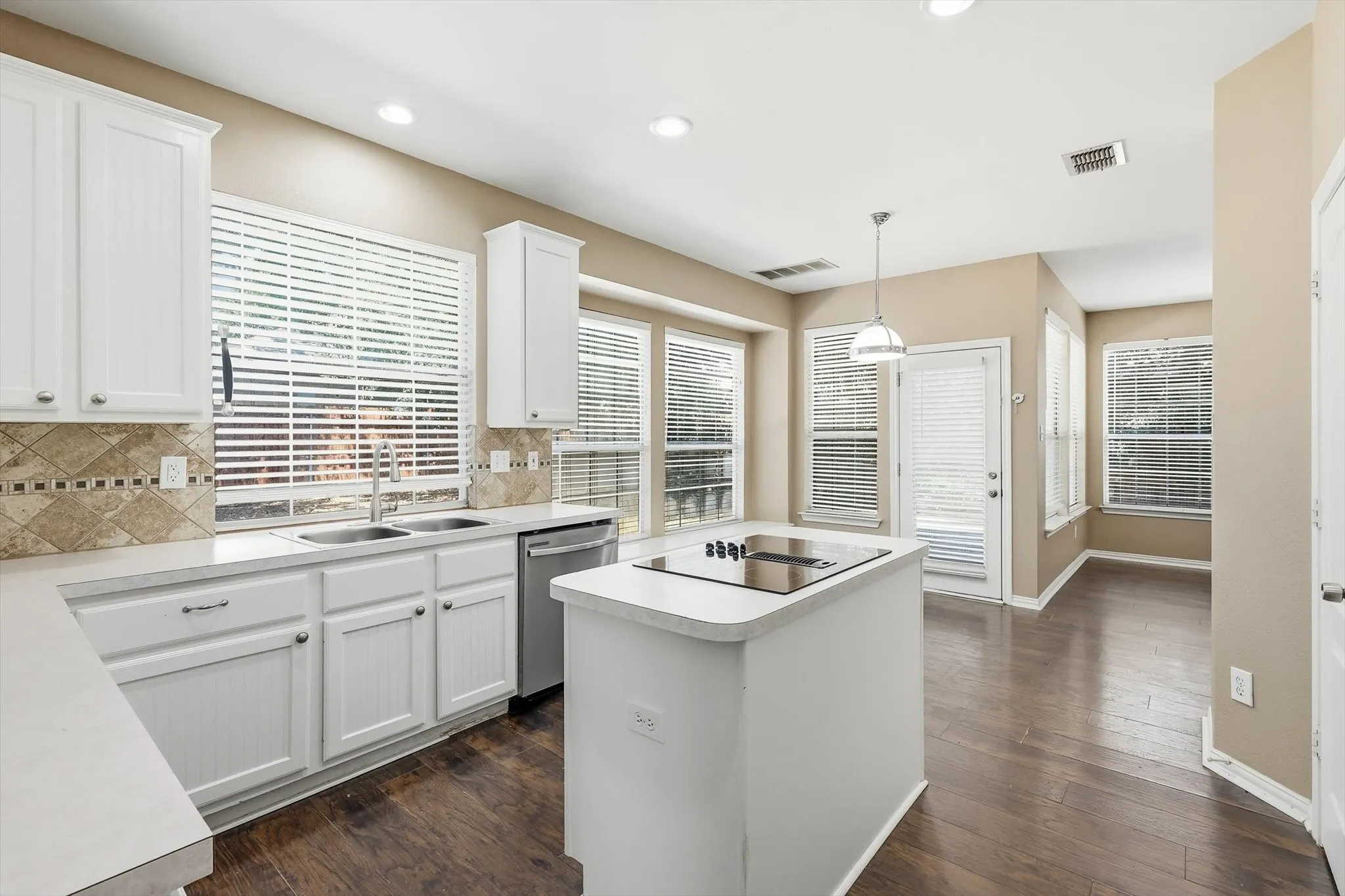 Single Family Residence For Sale in Tarrant County , 5445 Lake Powell Drive, Fort Worth, Texas 76137, 4 Bedroom, 3 Bathroom, 2 Garage spaces, 2,353 Sqft, built in 1993, mls#21407718, Real Estate Agent in Fort Worth, Homes For Sale in Tarrant county, Homes For Sale in Fort Worth, Realtor in Fort Worth Texas, Real Estate Brokerage Independent Realty Texas, Luminita Cordes Realtor