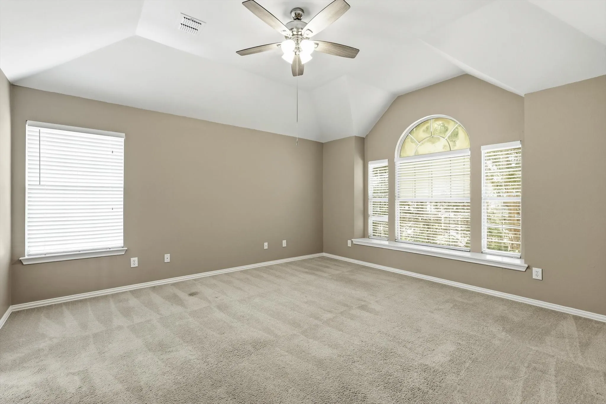 Single Family Residence For Sale in Tarrant County , 5445 Lake Powell Drive, Fort Worth, Texas 76137, 4 Bedroom, 3 Bathroom, 2 Garage spaces, 2,353 Sqft, built in 1993, mls#21407718, Real Estate Agent in Fort Worth, Homes For Sale in Tarrant county, Homes For Sale in Fort Worth, Realtor in Fort Worth Texas, Real Estate Brokerage Independent Realty Texas, Luminita Cordes Realtor