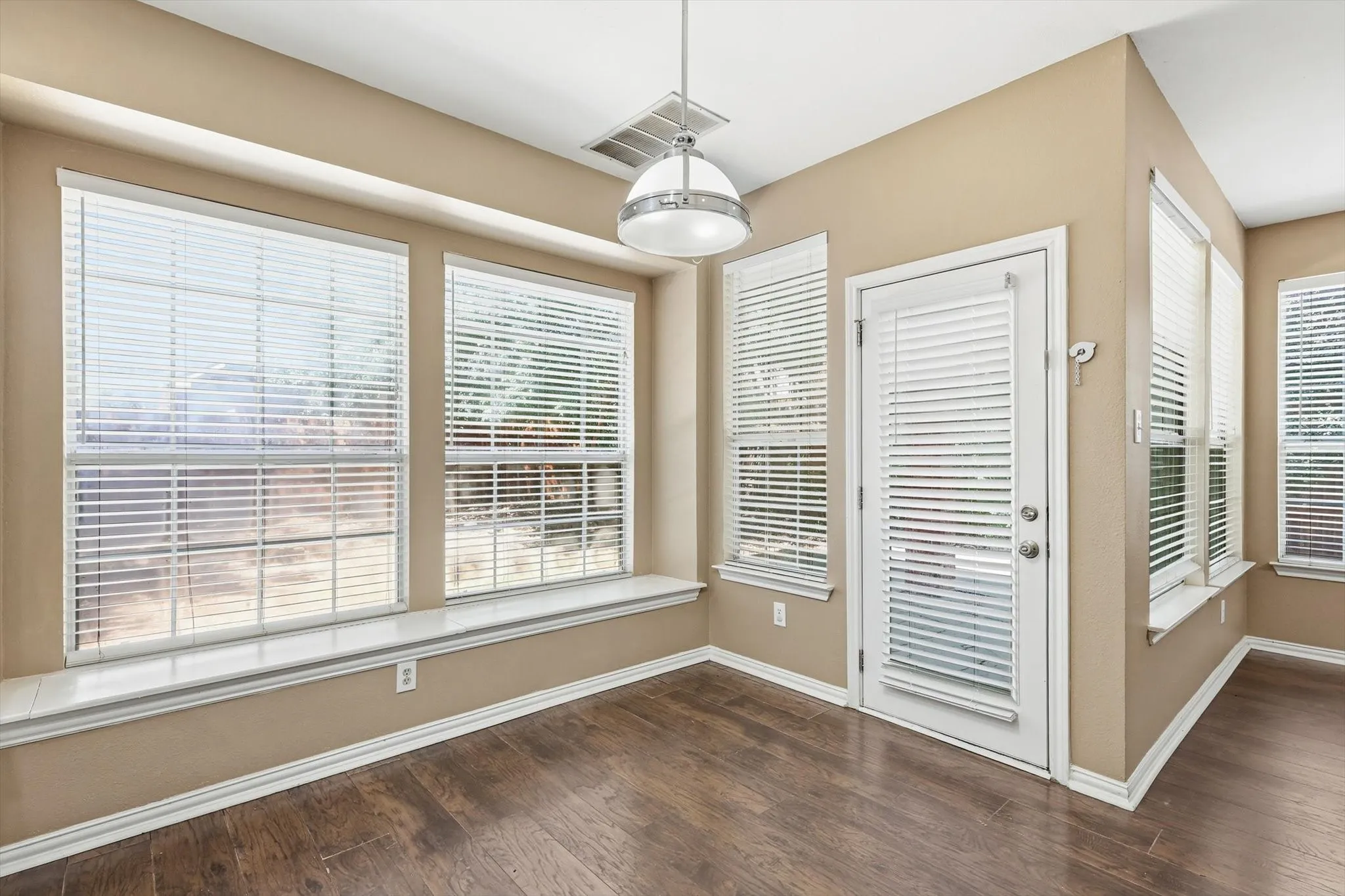 Single Family Residence For Sale in Tarrant County , 5445 Lake Powell Drive, Fort Worth, Texas 76137, 4 Bedroom, 3 Bathroom, 2 Garage spaces, 2,353 Sqft, built in 1993, mls#21407718, Real Estate Agent in Fort Worth, Homes For Sale in Tarrant county, Homes For Sale in Fort Worth, Realtor in Fort Worth Texas, Real Estate Brokerage Independent Realty Texas, Luminita Cordes Realtor